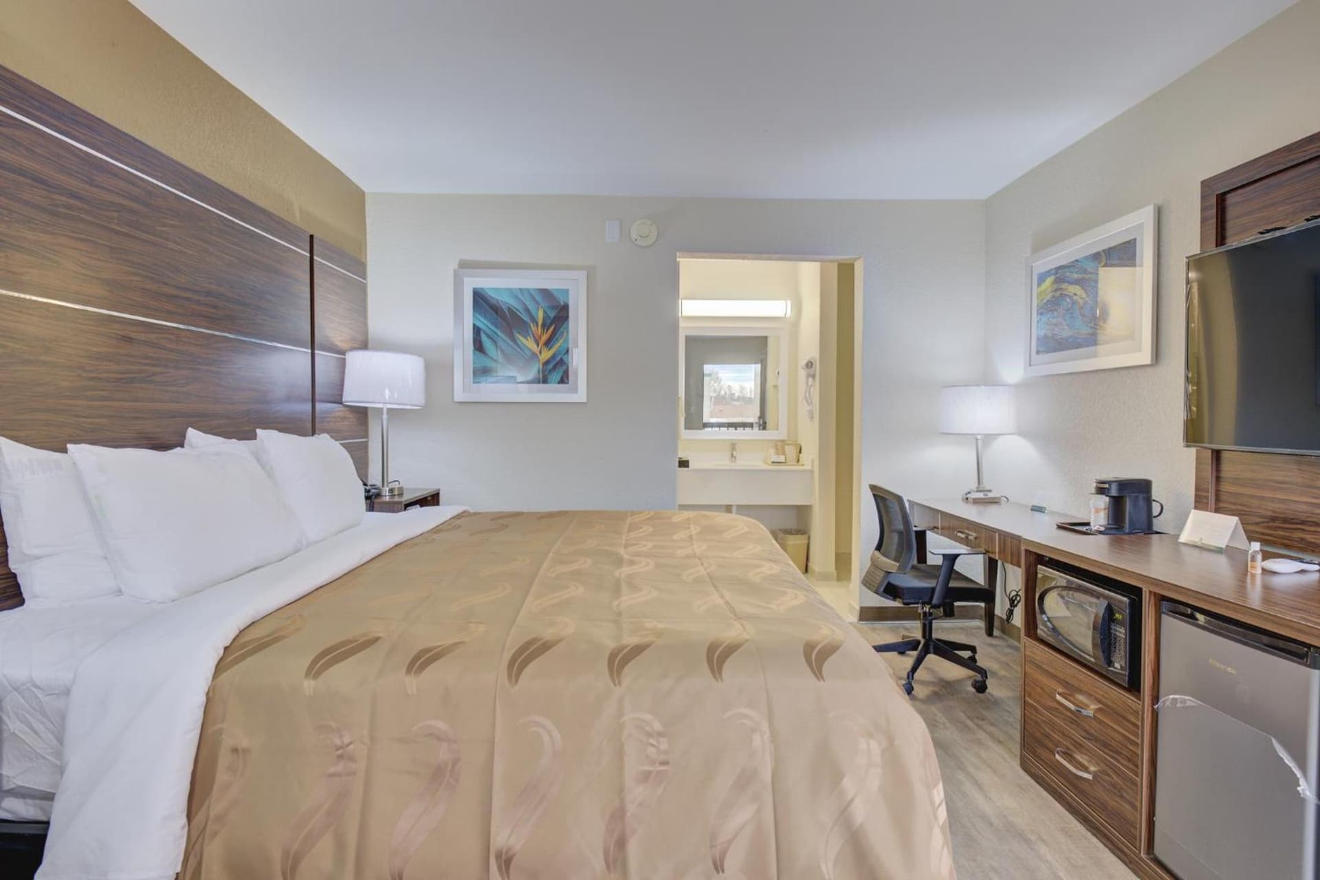 Quality Inn & Suites interior in Suffolk, VA — gallery photo 2