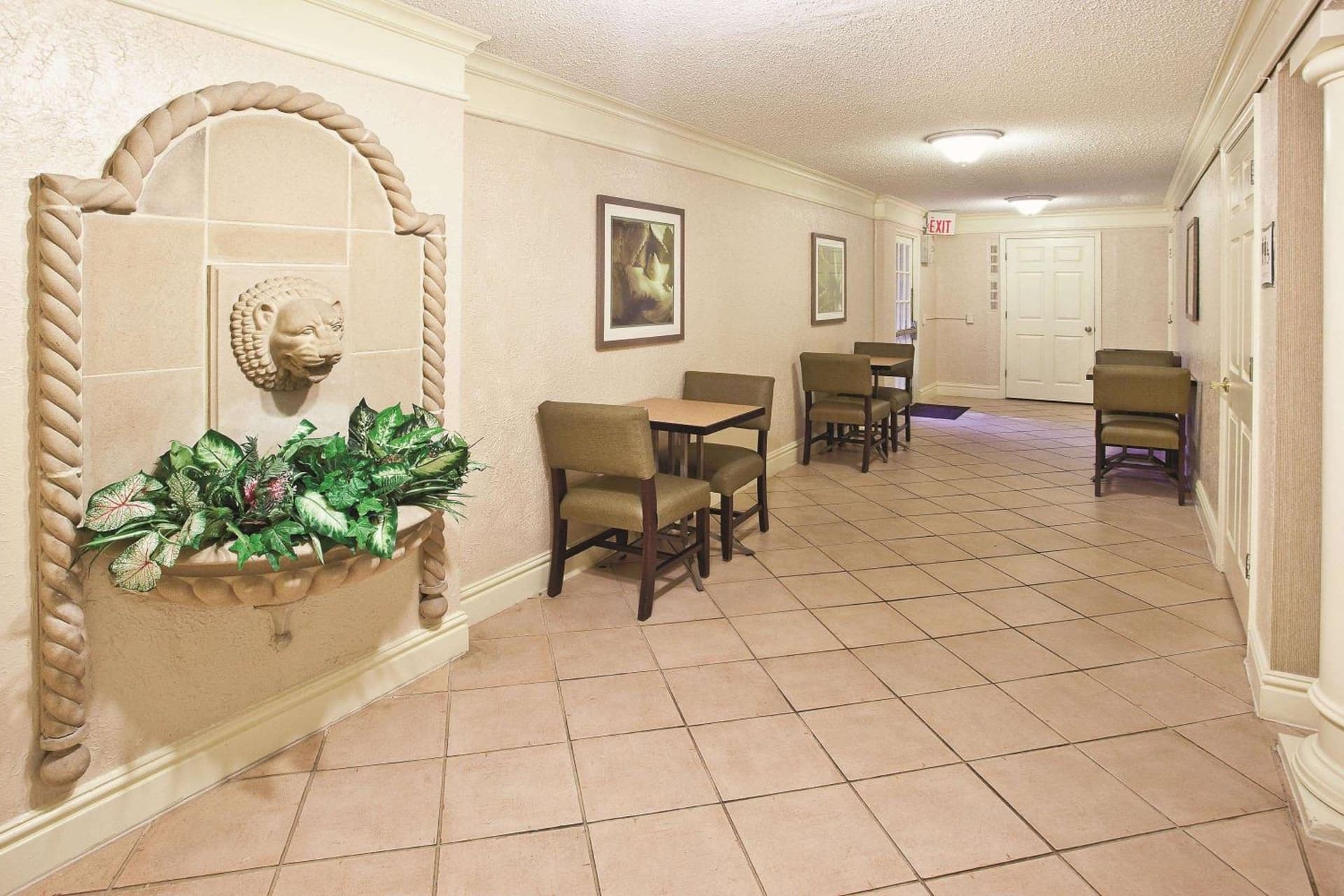 Howard Johnson by Wyndham Columbus Fort Moore gallery photo in Columbus, GA — image 9