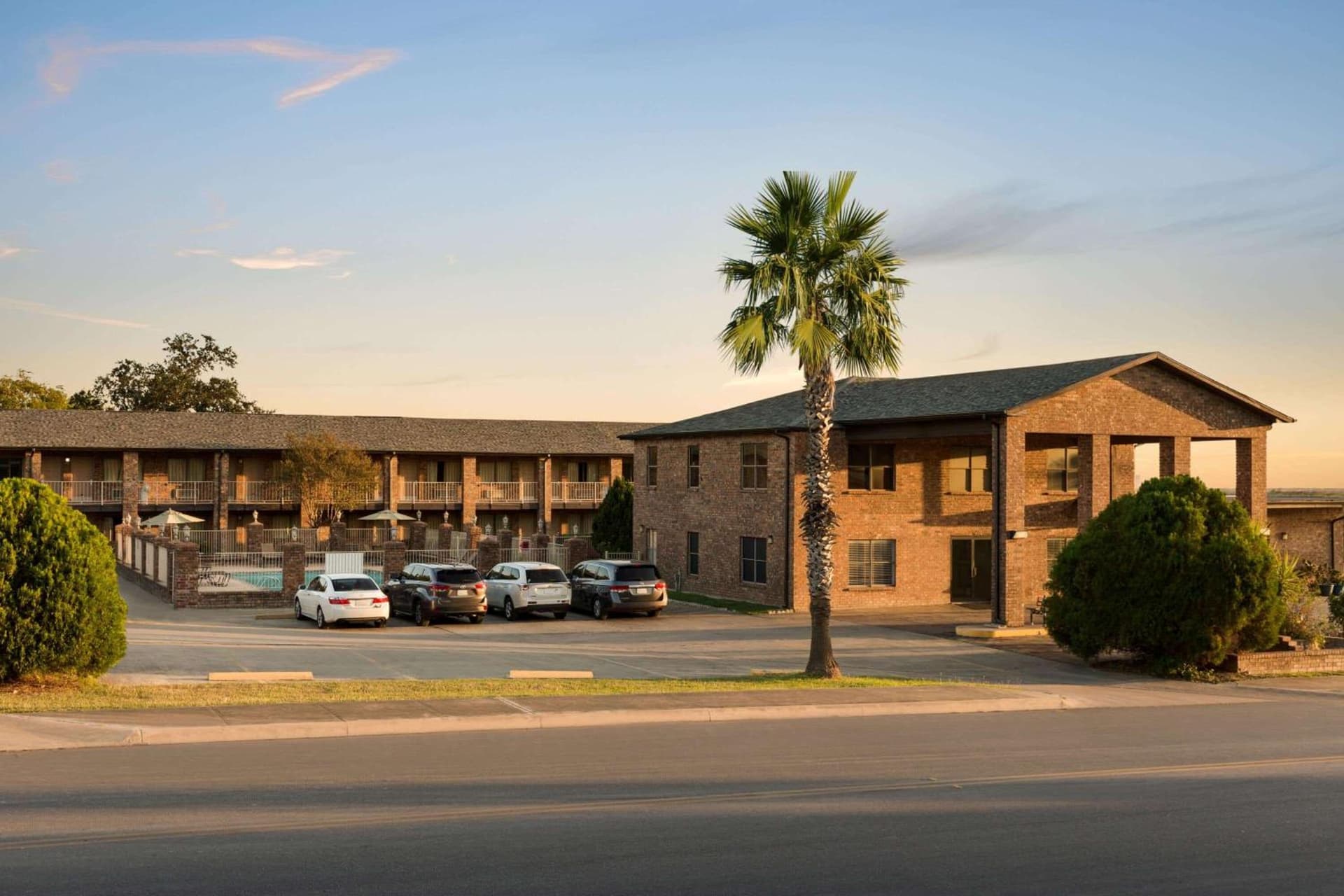 Super 8 by Wyndham Universal City property views in Universal City, TX — gallery photo 3