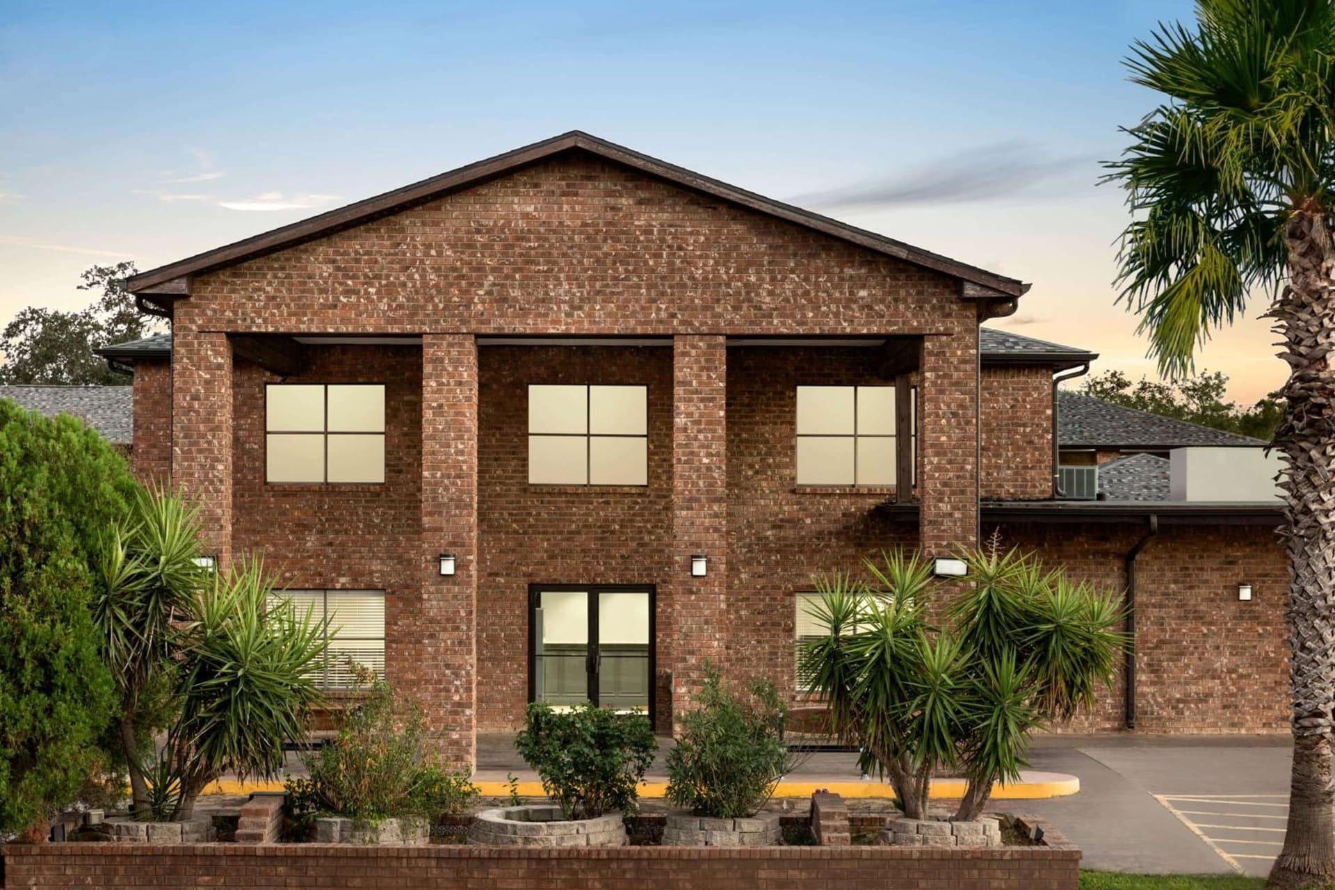 Super 8 by Wyndham Universal City interior in Universal City, TX — gallery photo 2