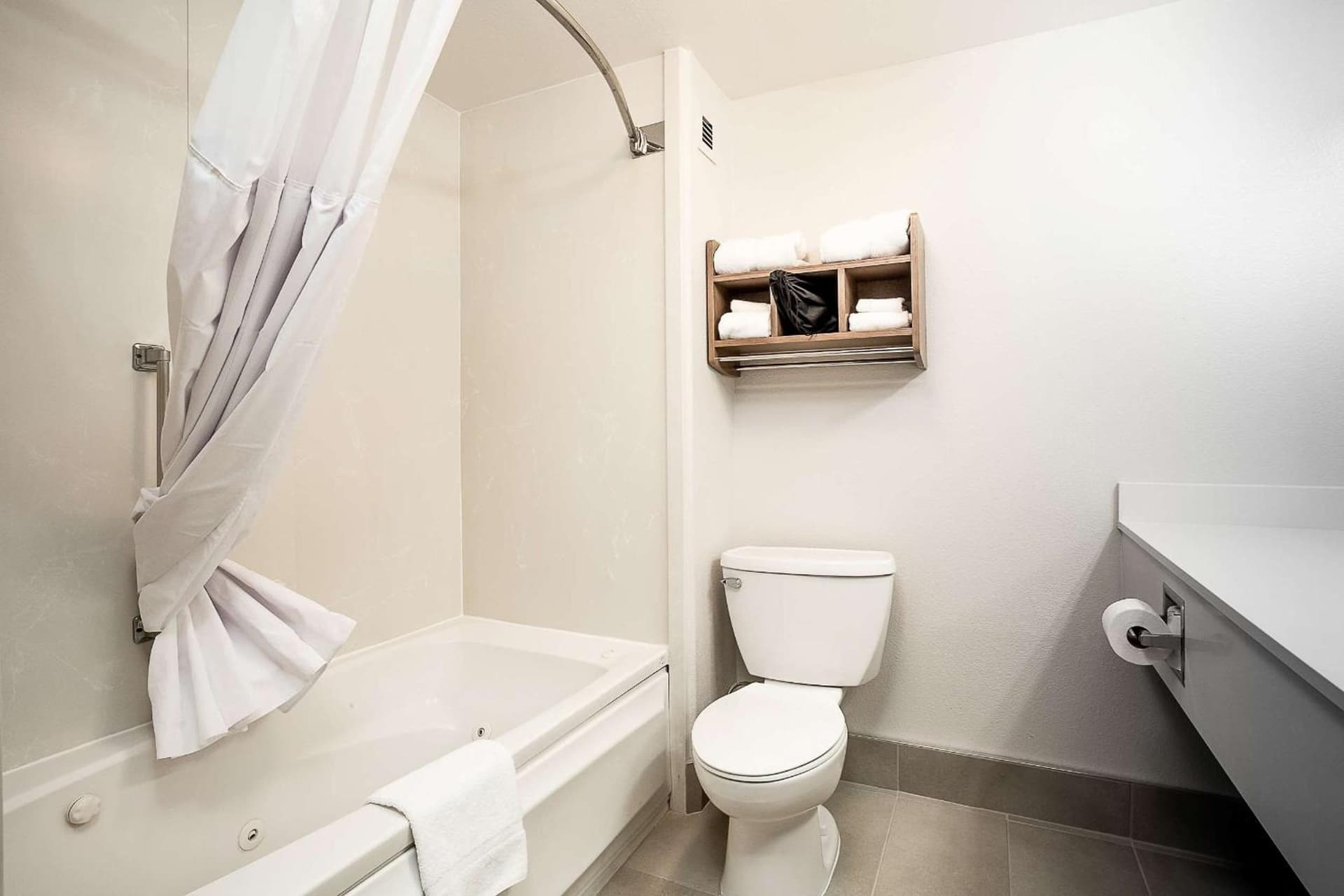 Hawthorn Suites by Wyndham-Oakland/Alameda gallery photo in Alameda, CA — image 22