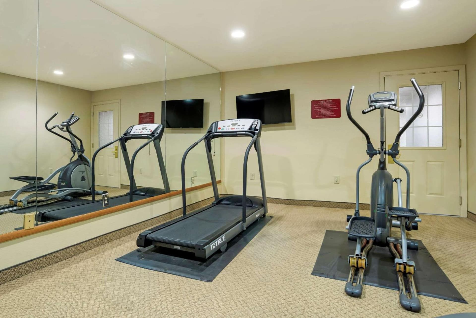 Econo Lodge Inn & Suites Flowood - Jackson Northwest interior in Flowood, MS — gallery photo 2