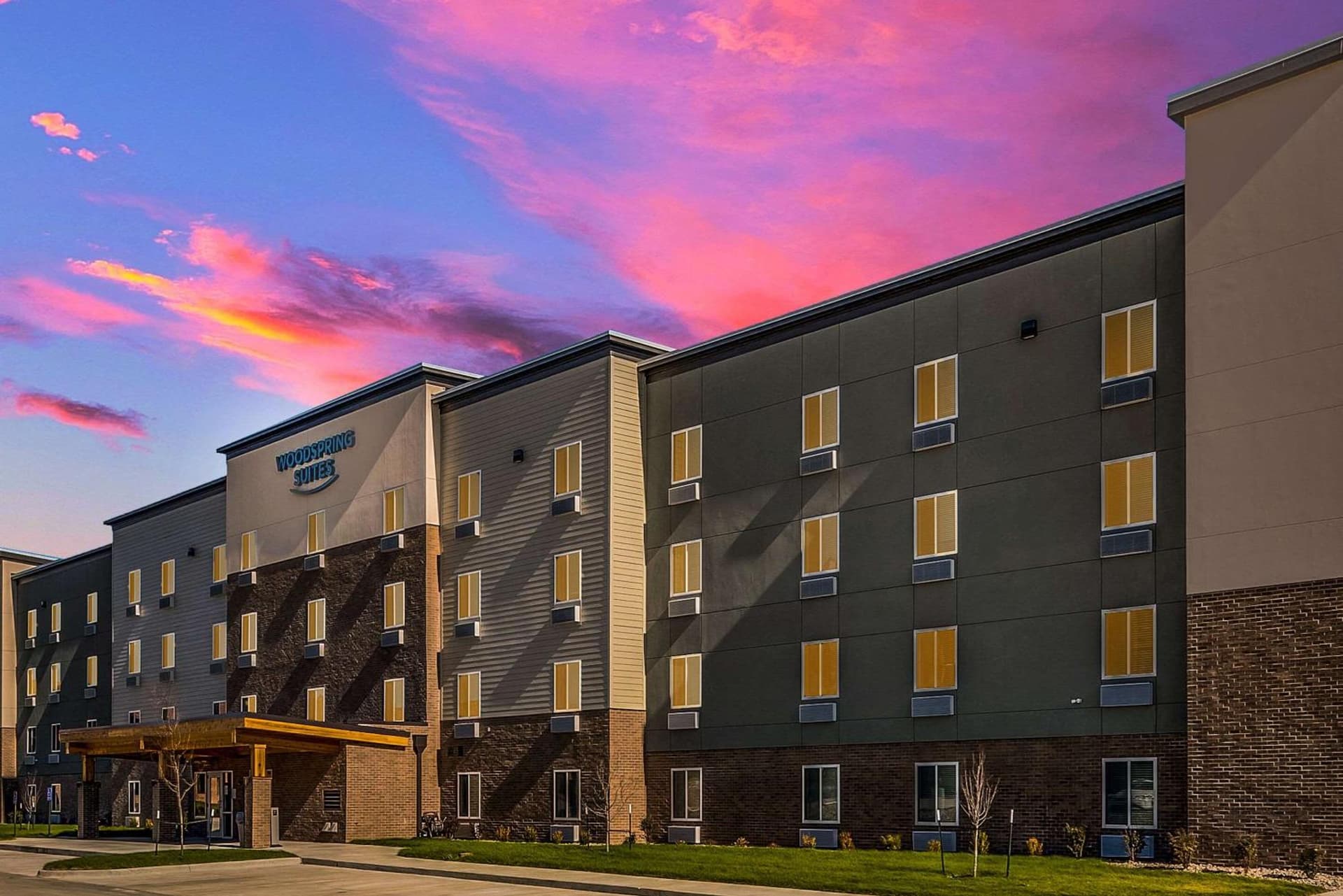 WoodSpring Suites West Des Moines property views in West Des Moines, IA — gallery photo 3