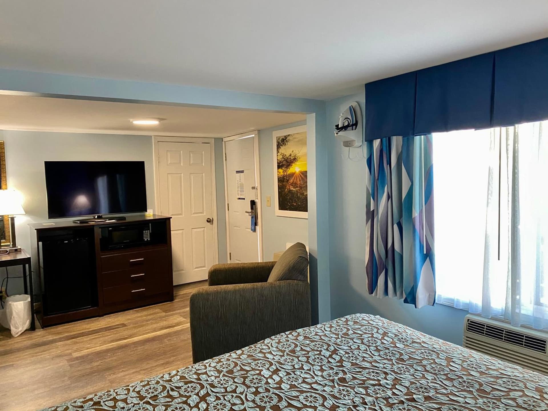 Days Inn by Wyndham Lincoln interior in Lincoln — gallery photo 2