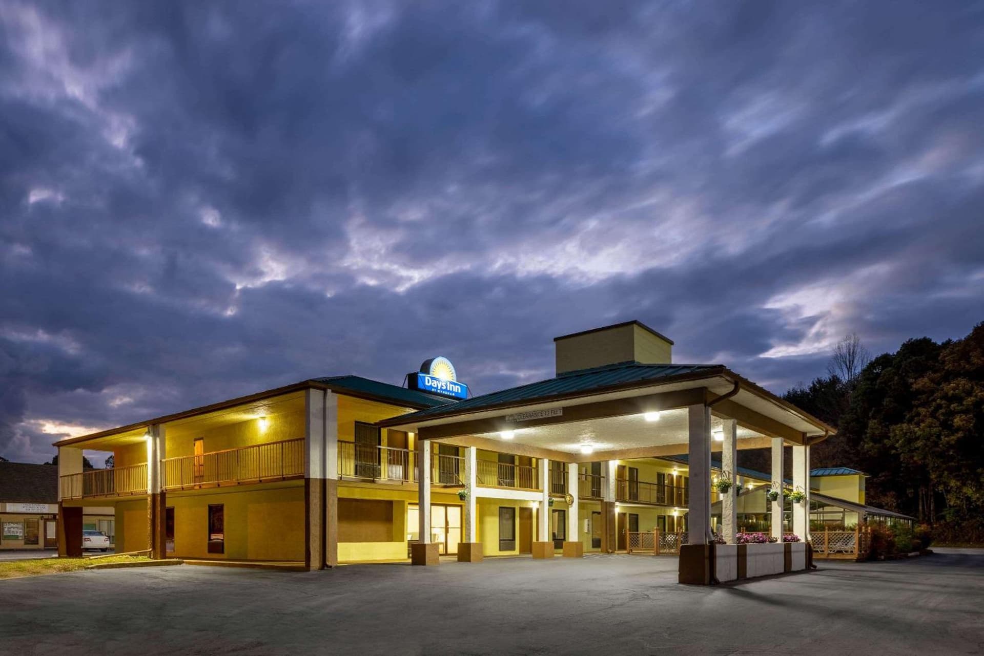 Days Inn by Wyndham Murphy interior in Murphy, NC — gallery photo 2
