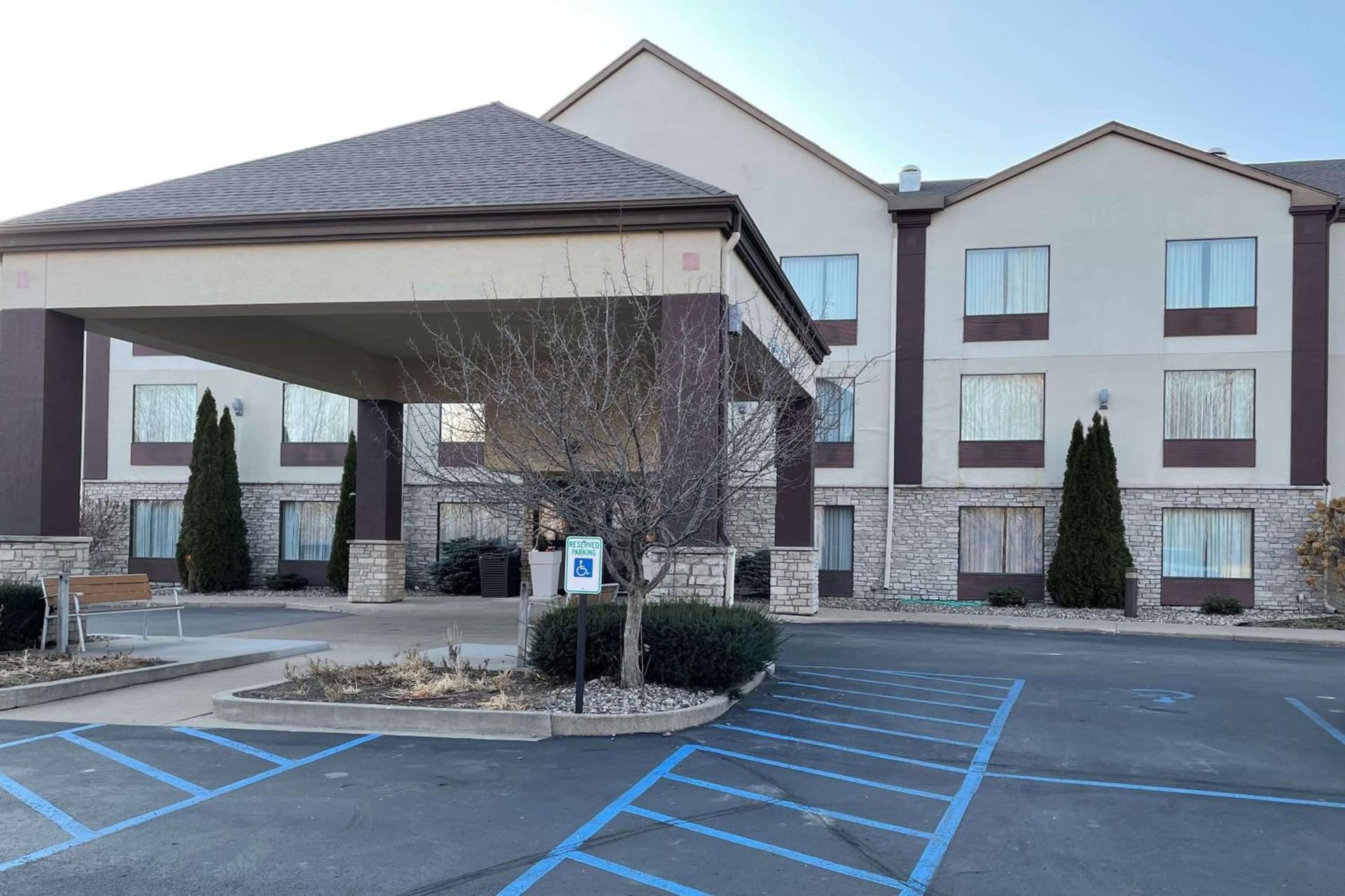 Spark by Hilton La Crosse Onalaska featured exterior or lobby in Onalaska, WI — similar hotel