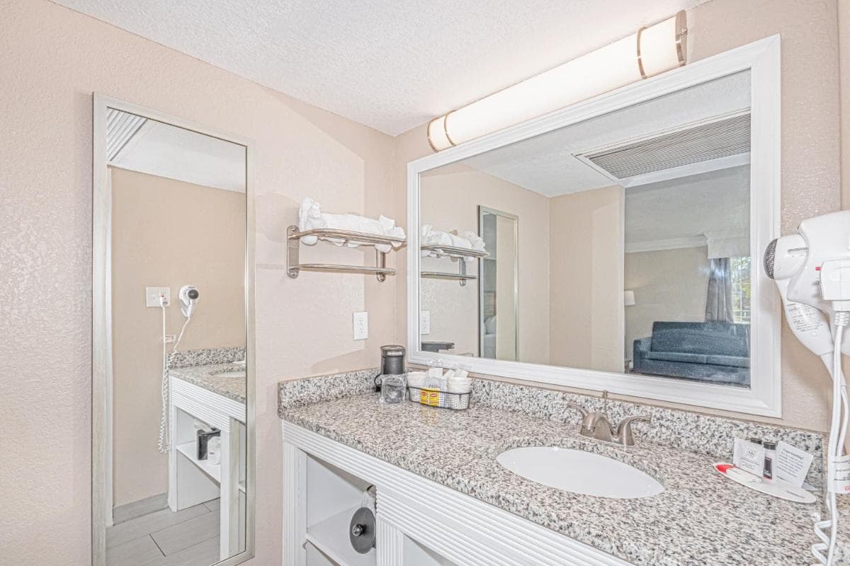 Casa Bella Inn & Suites Extended Stay gallery photo in Tallahassee, FL — image 4