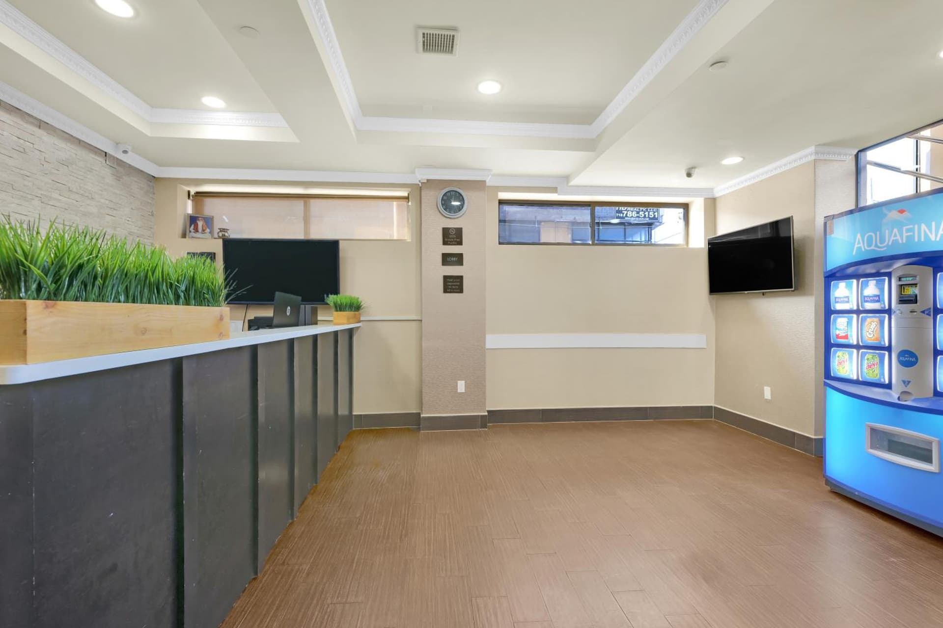 Hotel Pergola Jamaica JFK interior in Queens, NY — gallery photo 2