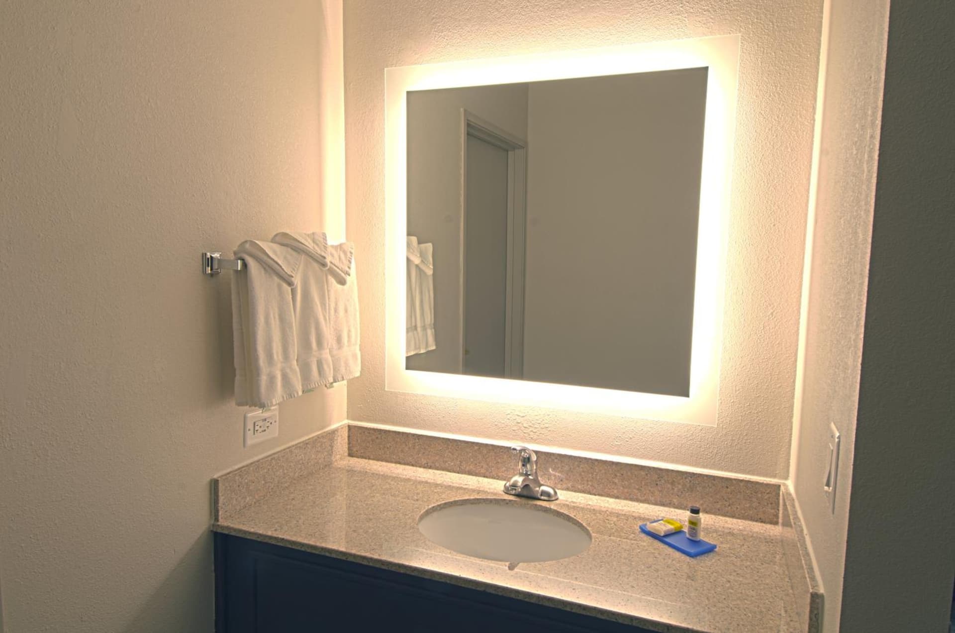 Holiday Inn Express & Suites Chicago-Libertyville by IHG gallery photo in Libertyville, IL — image 45
