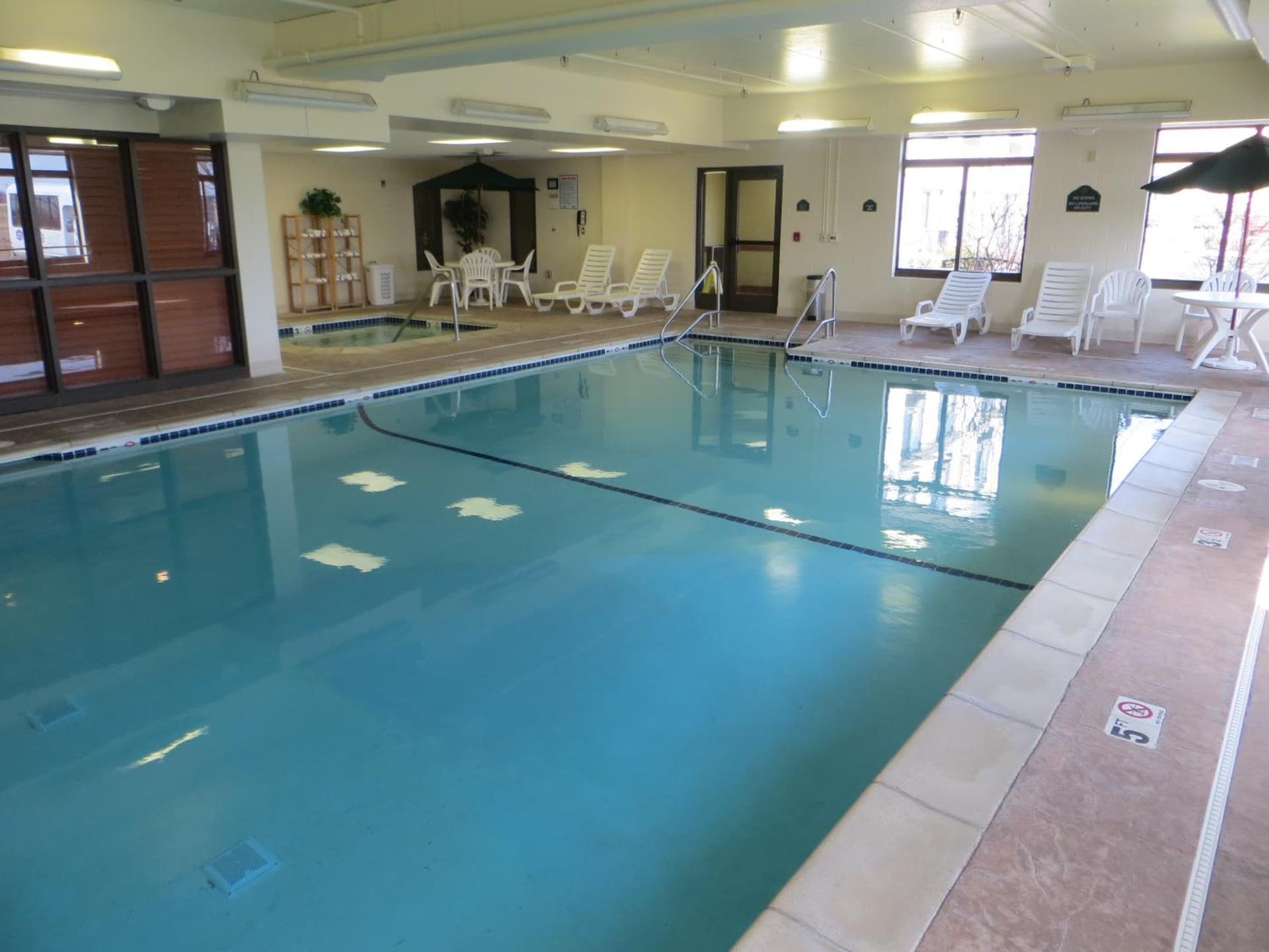 Wingate by Wyndham Peoria - Complimentary Area Shuttle property views in Peoria, IL — gallery photo 3