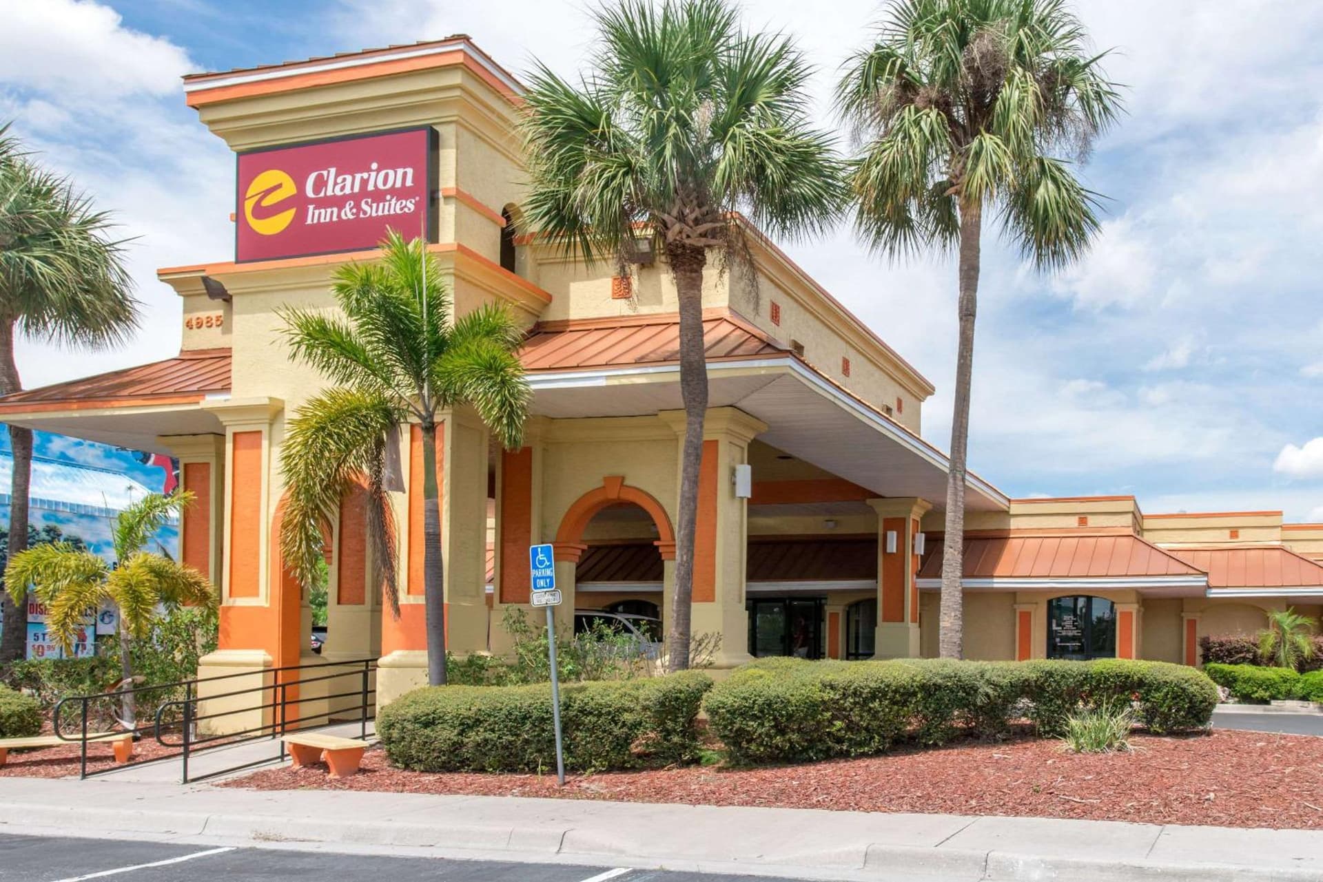 Clarion Inn & Suites Kissimmee-Lake Buena Vista South interior in Kissimmee, FL — gallery photo 2