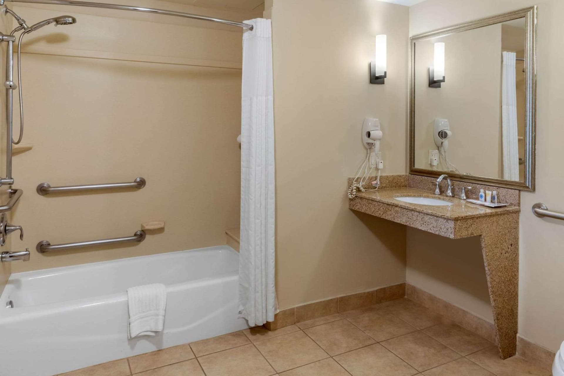 Comfort Suites Barstow near I-15 interior in Barstow, CA — gallery photo 2