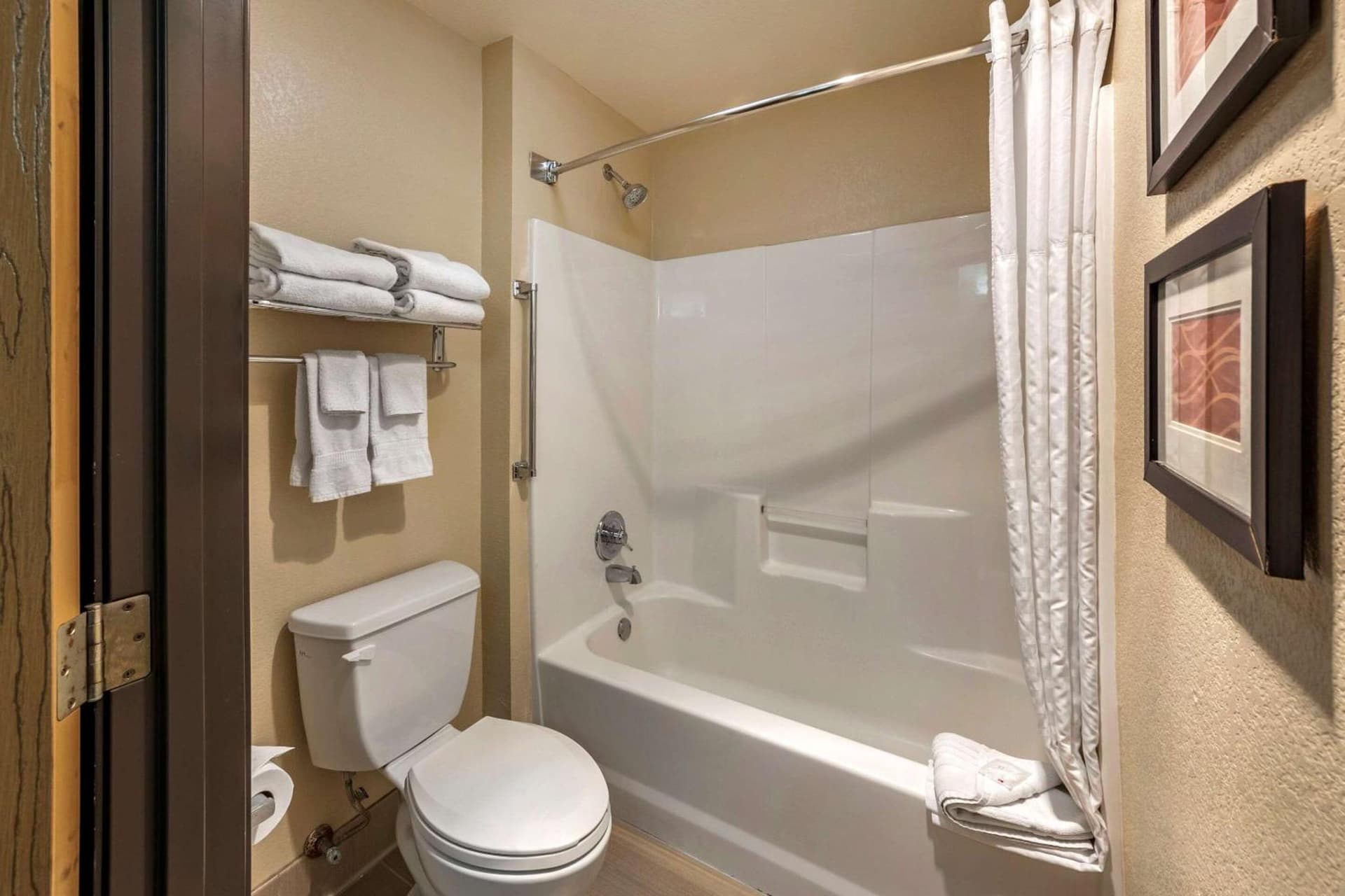 Comfort Inn Fontana gallery photo in Fontana, CA — image 16