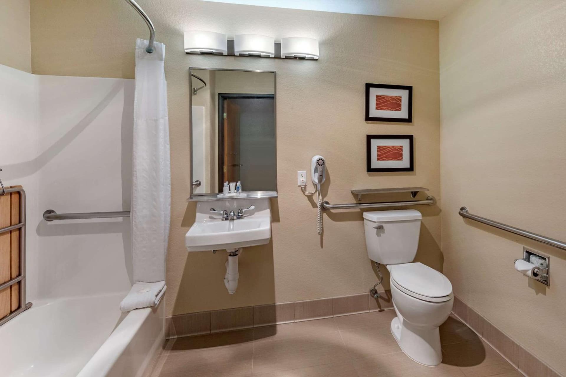 Comfort Inn Fontana gallery photo in Fontana, CA — image 11