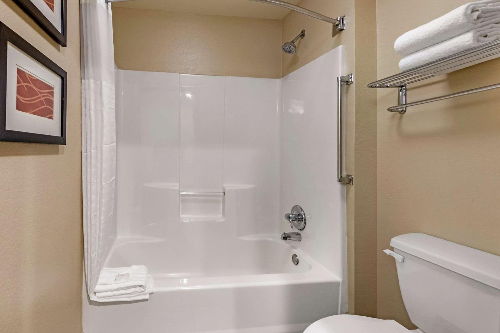 Comfort Inn Fontana gallery photo in Fontana, CA — image 4