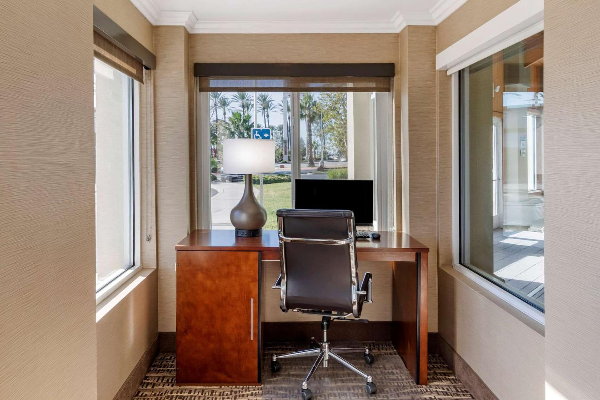 Comfort Inn Fontana gallery photo in Fontana, CA — image 7