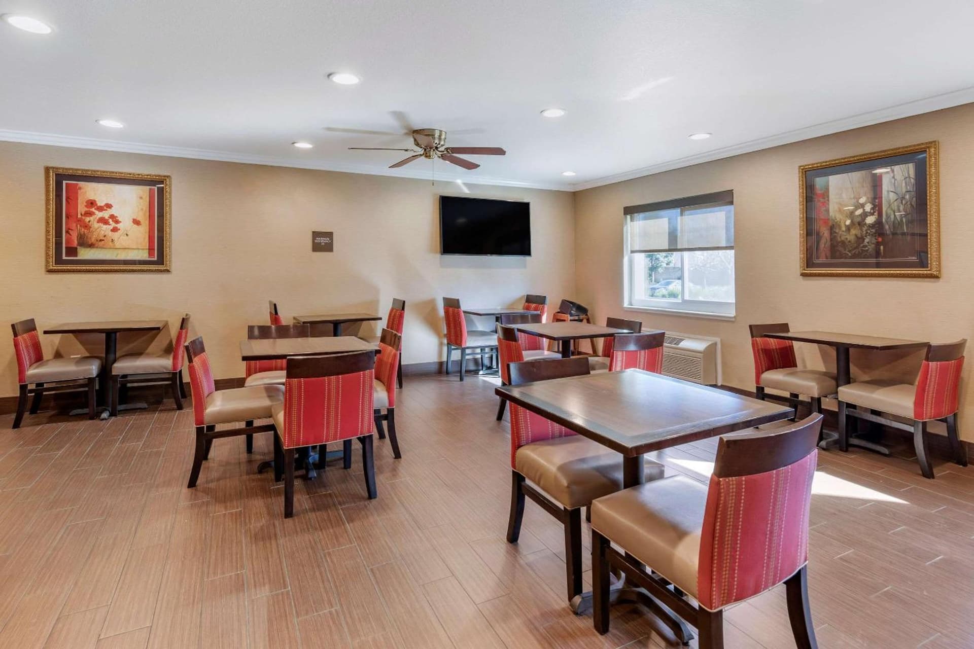 Comfort Inn Fontana gallery photo in Fontana, CA — image 27