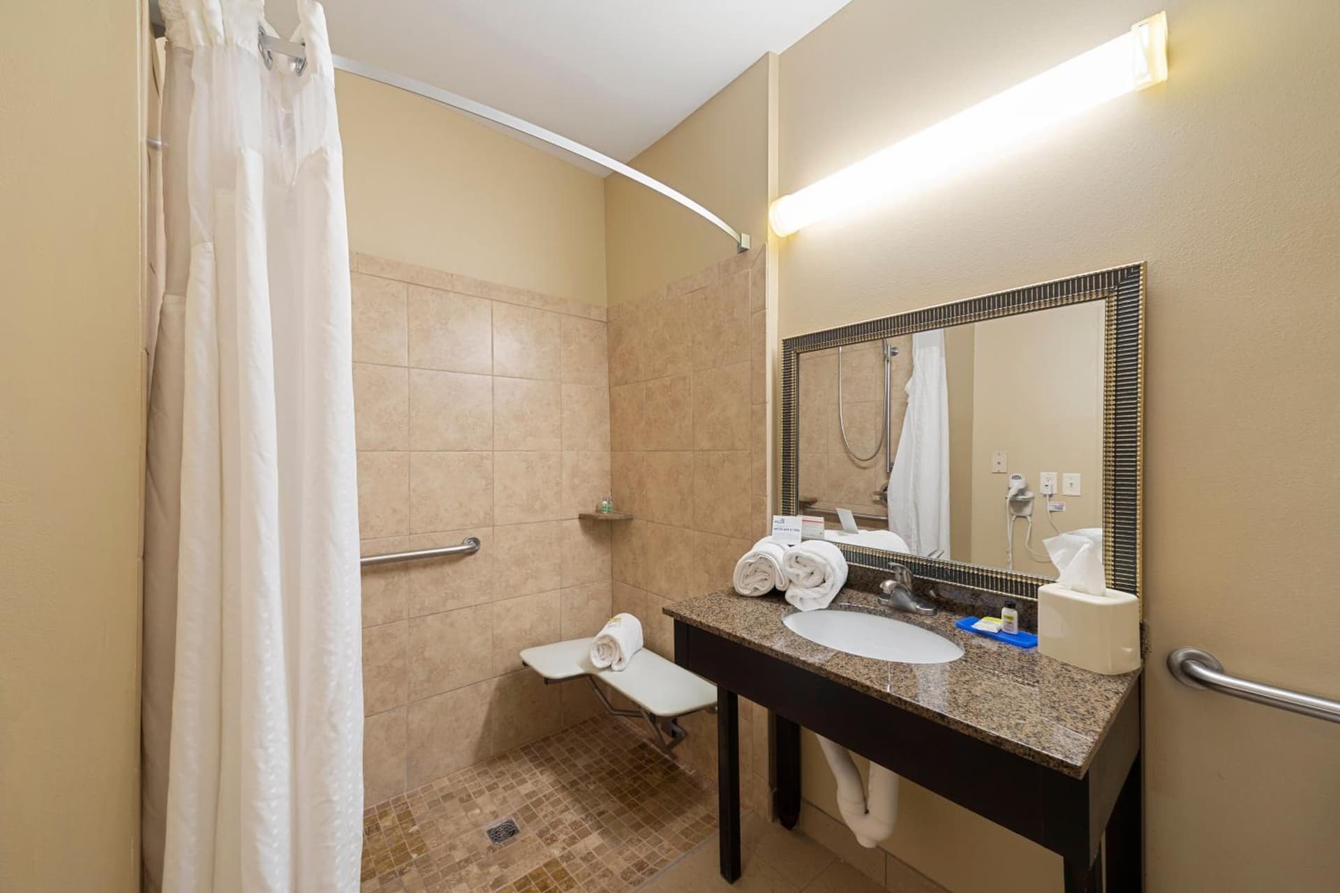 Holiday Inn Express Bloomington West by IHG gallery photo in Bloomington, IL — image 43