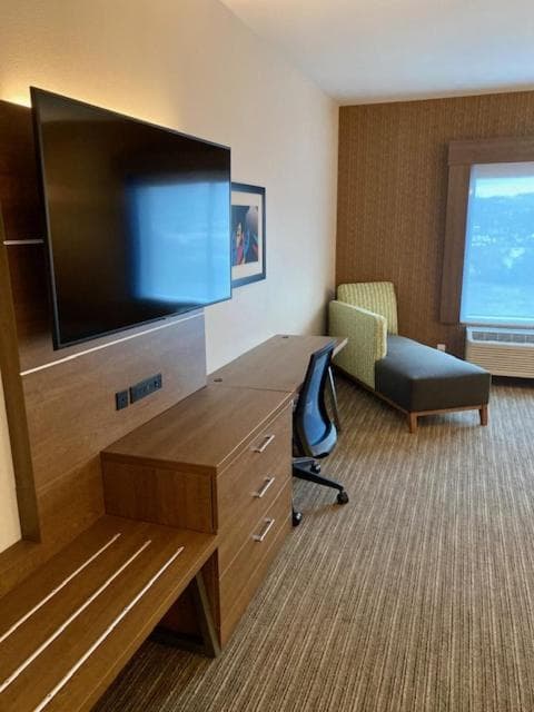 Holiday Inn Express & Suites - The Dalles by IHG property views in The Dalles, OR — gallery photo 3