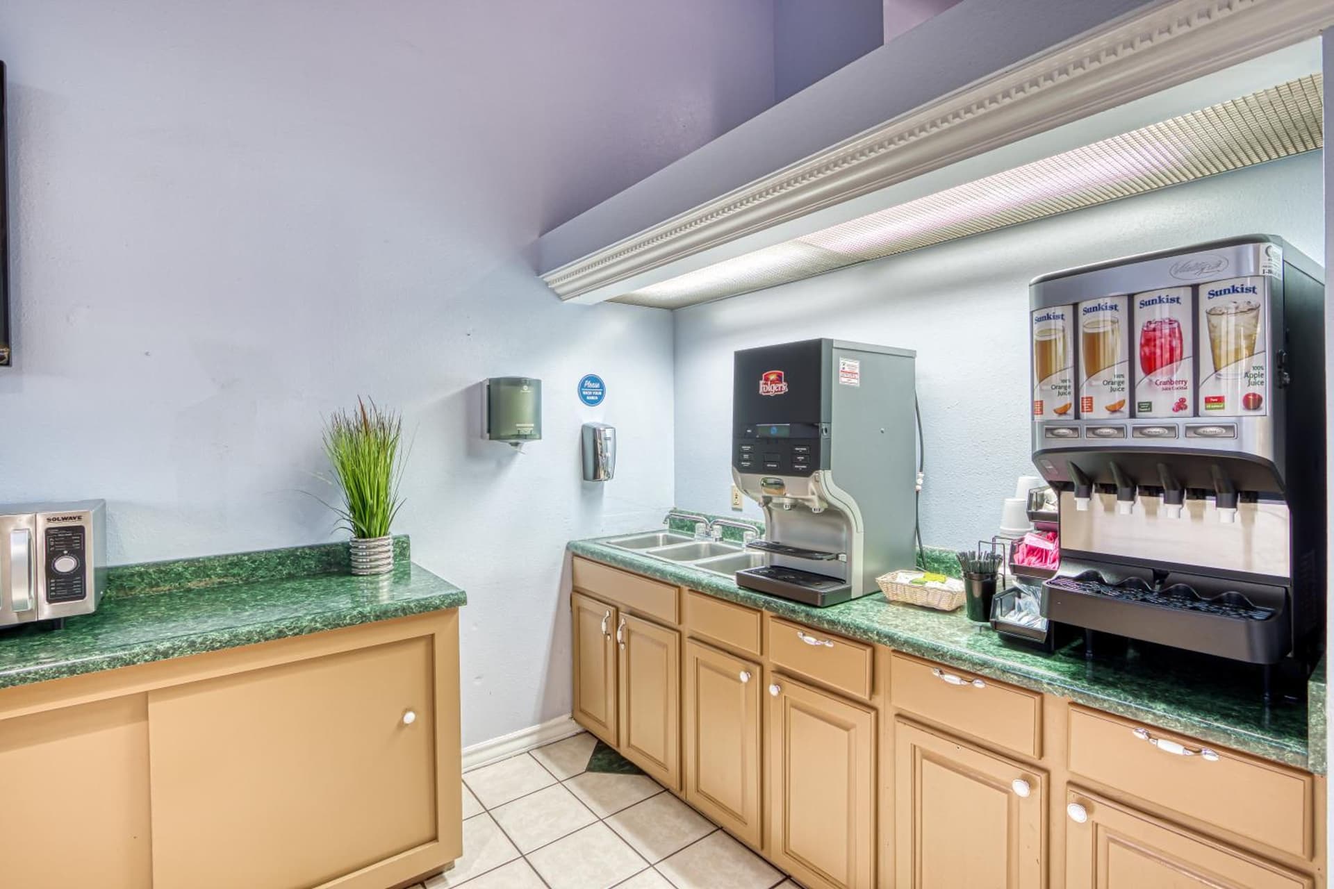 Americas Hotel - El Paso Airport / Medical Center interior in El Paso, TX — gallery photo 2