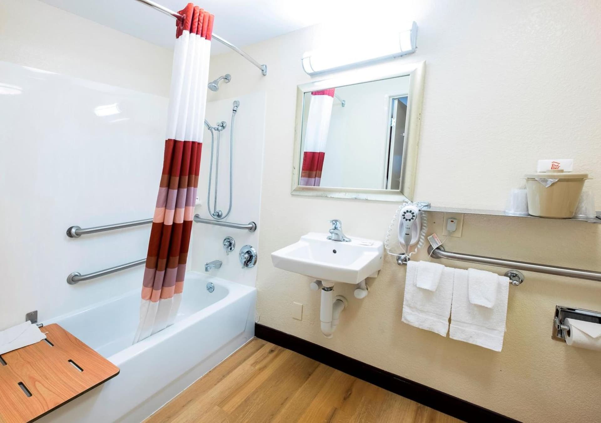 Red Roof Inn Utica gallery photo in Utica, NY — image 9
