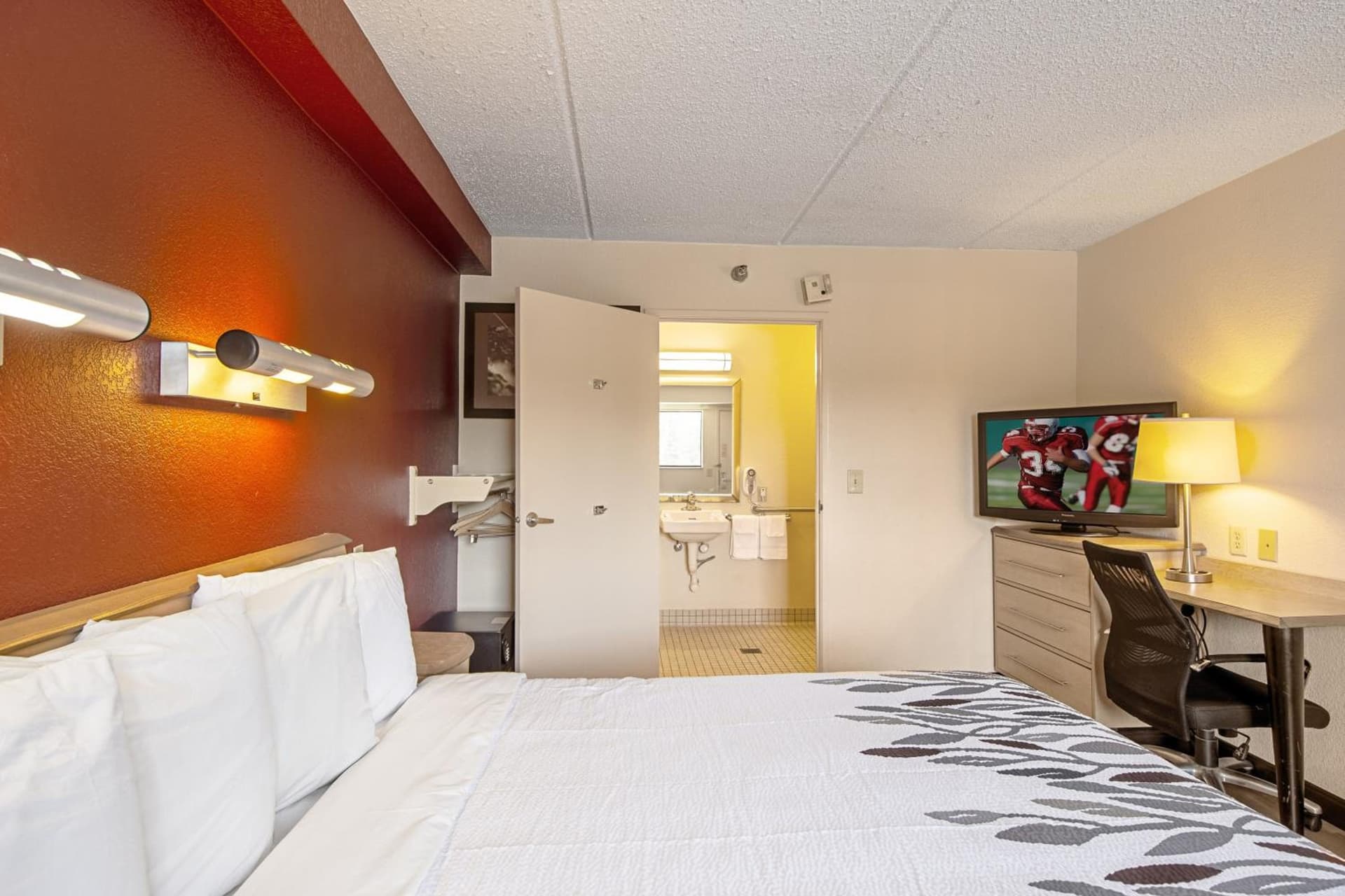 Red Roof Inn Utica gallery photo in Utica, NY — image 11