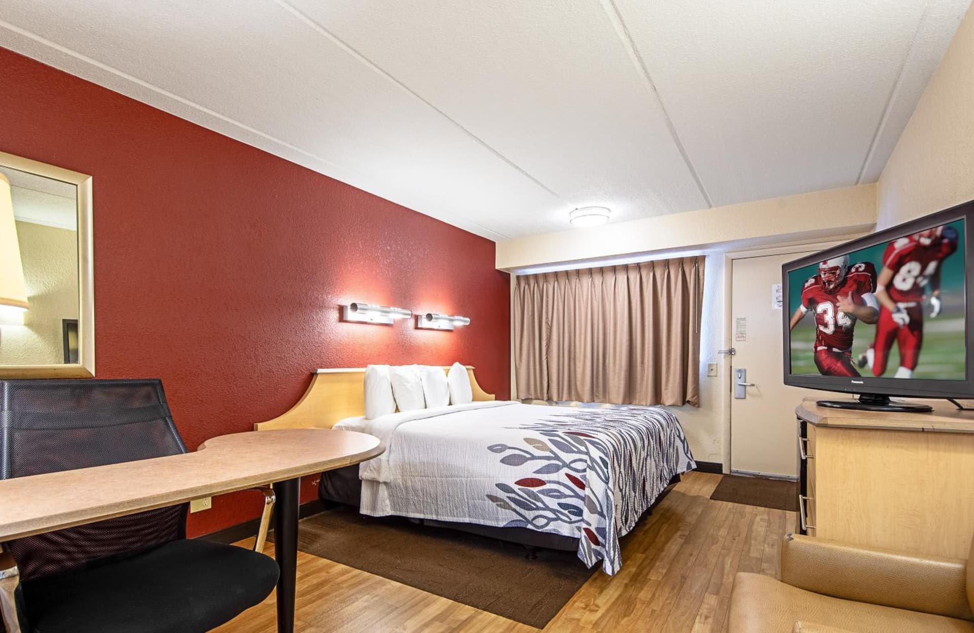 Red Roof Inn Utica property views in Utica, NY — gallery photo 3