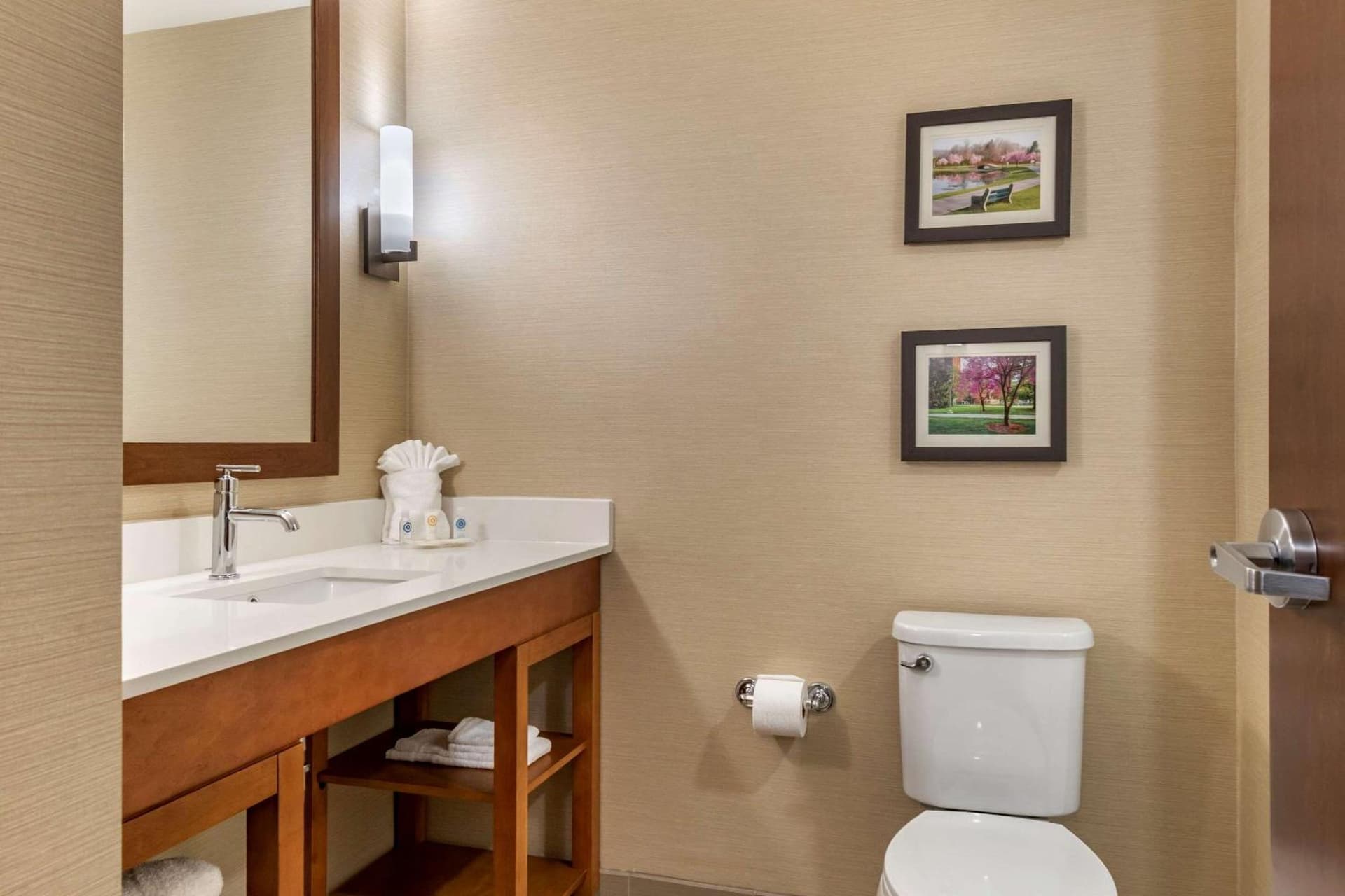 Comfort Suites Camp Hill-Harrisburg West gallery photo in Harrisburg, PA — image 8