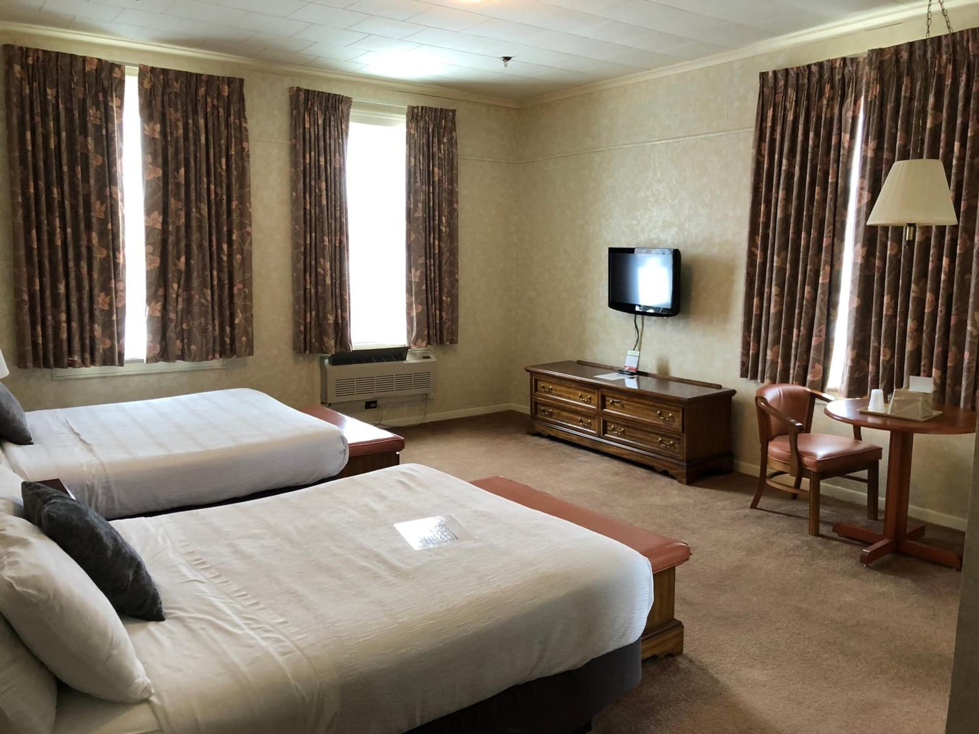 Stearns Hotel gallery photo in Ludington, MI — image 17