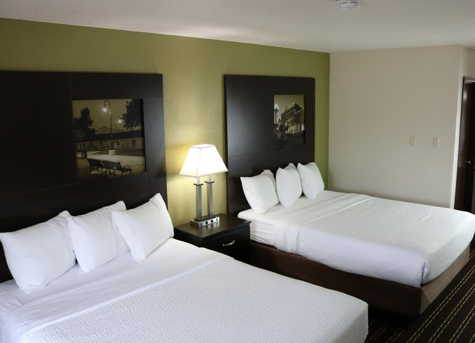 Super 8 by Wyndham La Crosse gallery photo in La Crosse, WI — image 36