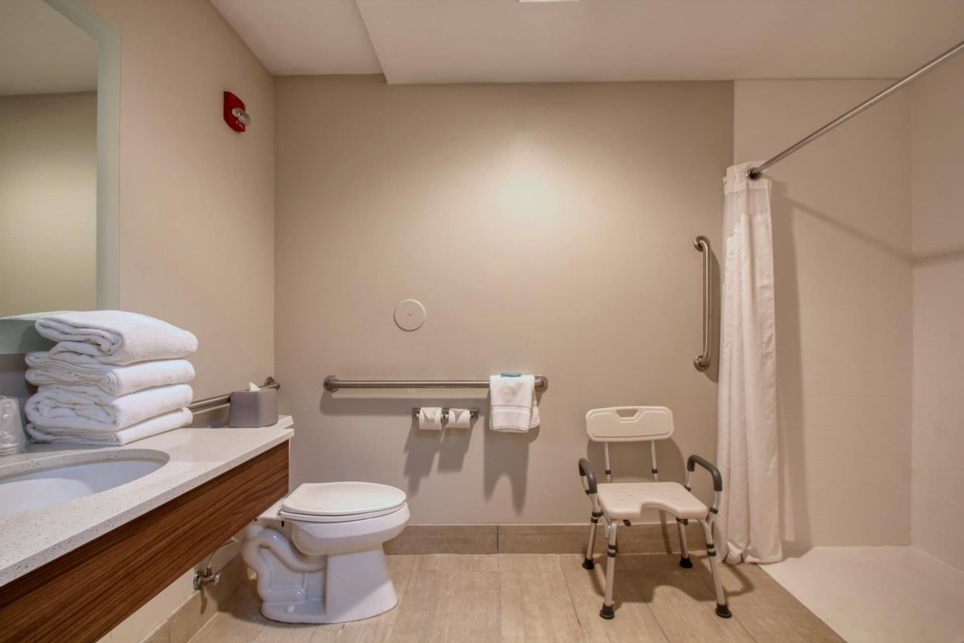 Holiday Inn Express Hotel & Suites Oshkosh by IHG gallery photo in Oshkosh, WI — image 7
