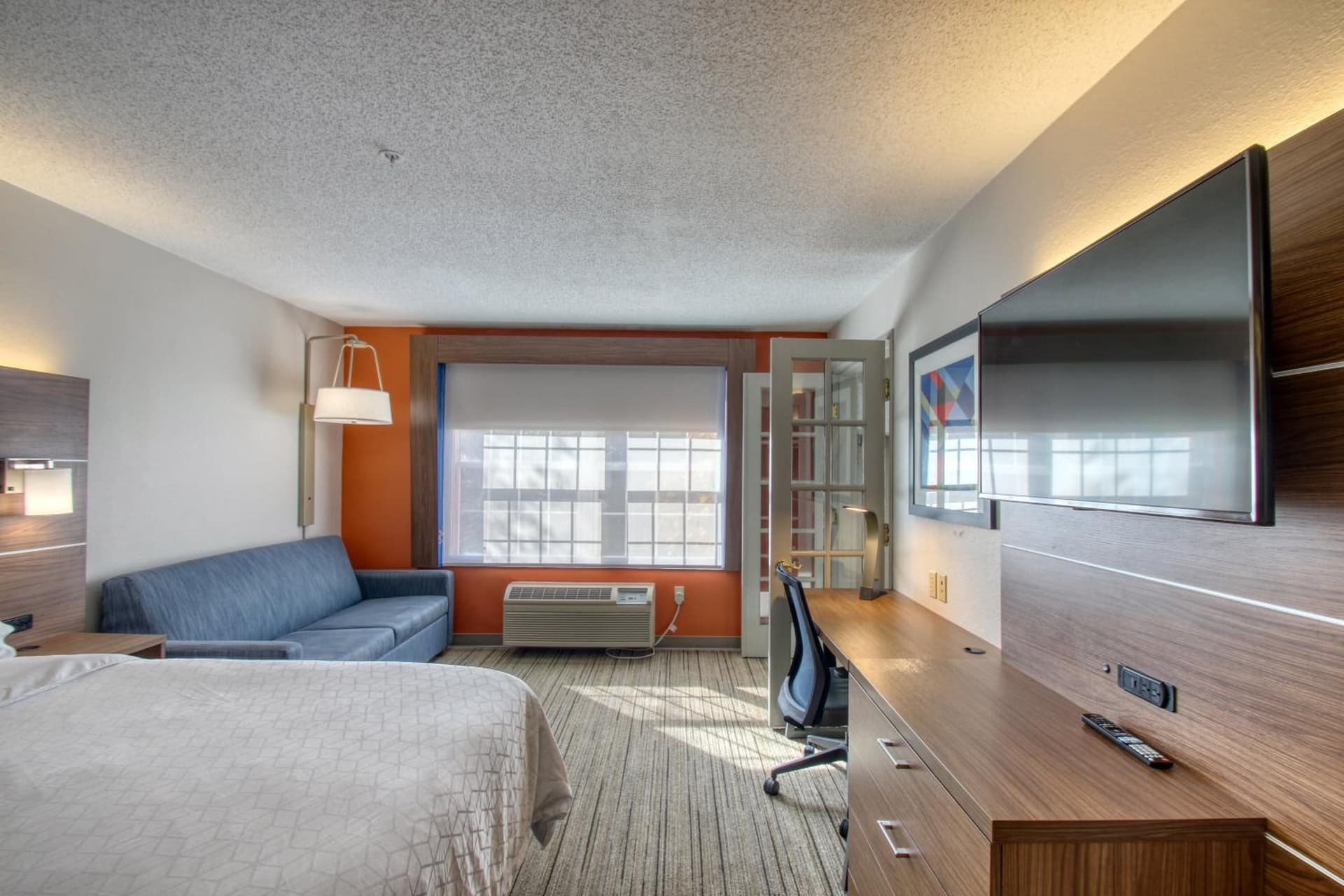 Holiday Inn Express Hotel & Suites Oshkosh by IHG gallery photo in Oshkosh, WI — image 16