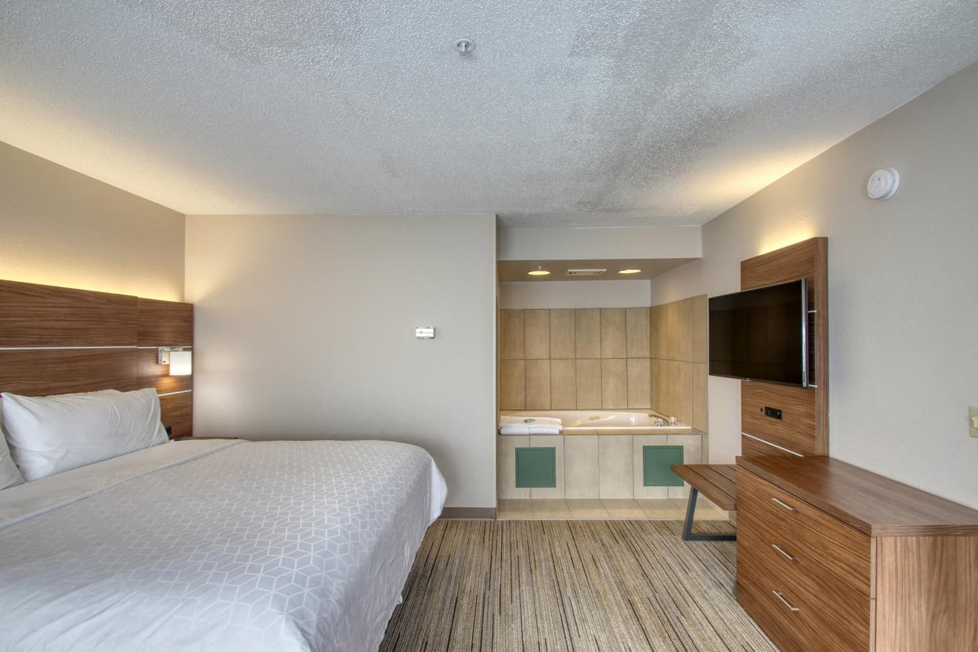 Holiday Inn Express Hotel & Suites Oshkosh by IHG gallery photo in Oshkosh, WI — image 4
