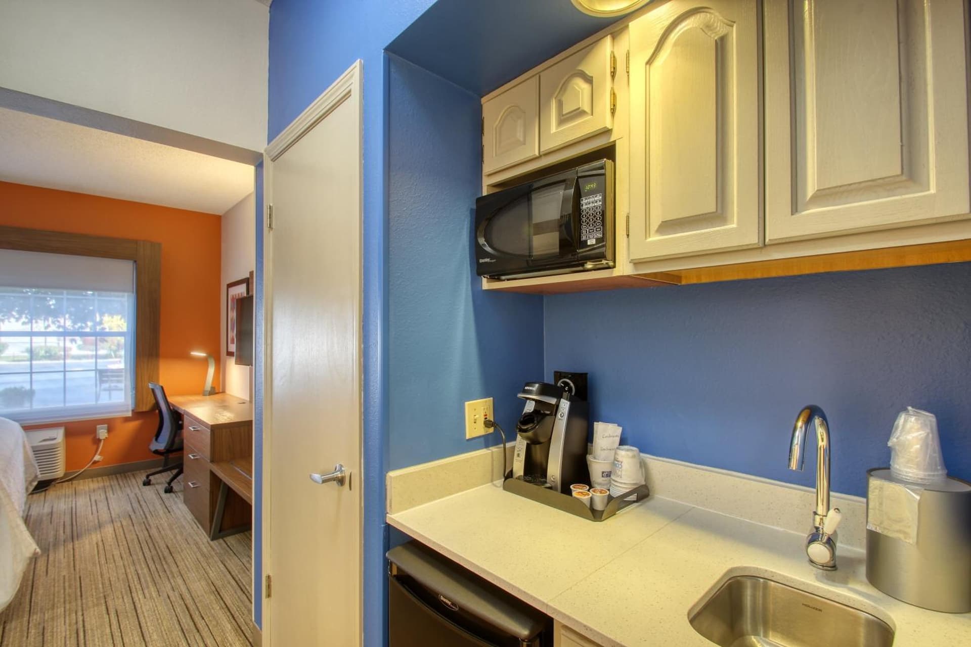 Holiday Inn Express Hotel & Suites Oshkosh by IHG gallery photo in Oshkosh, WI — image 12