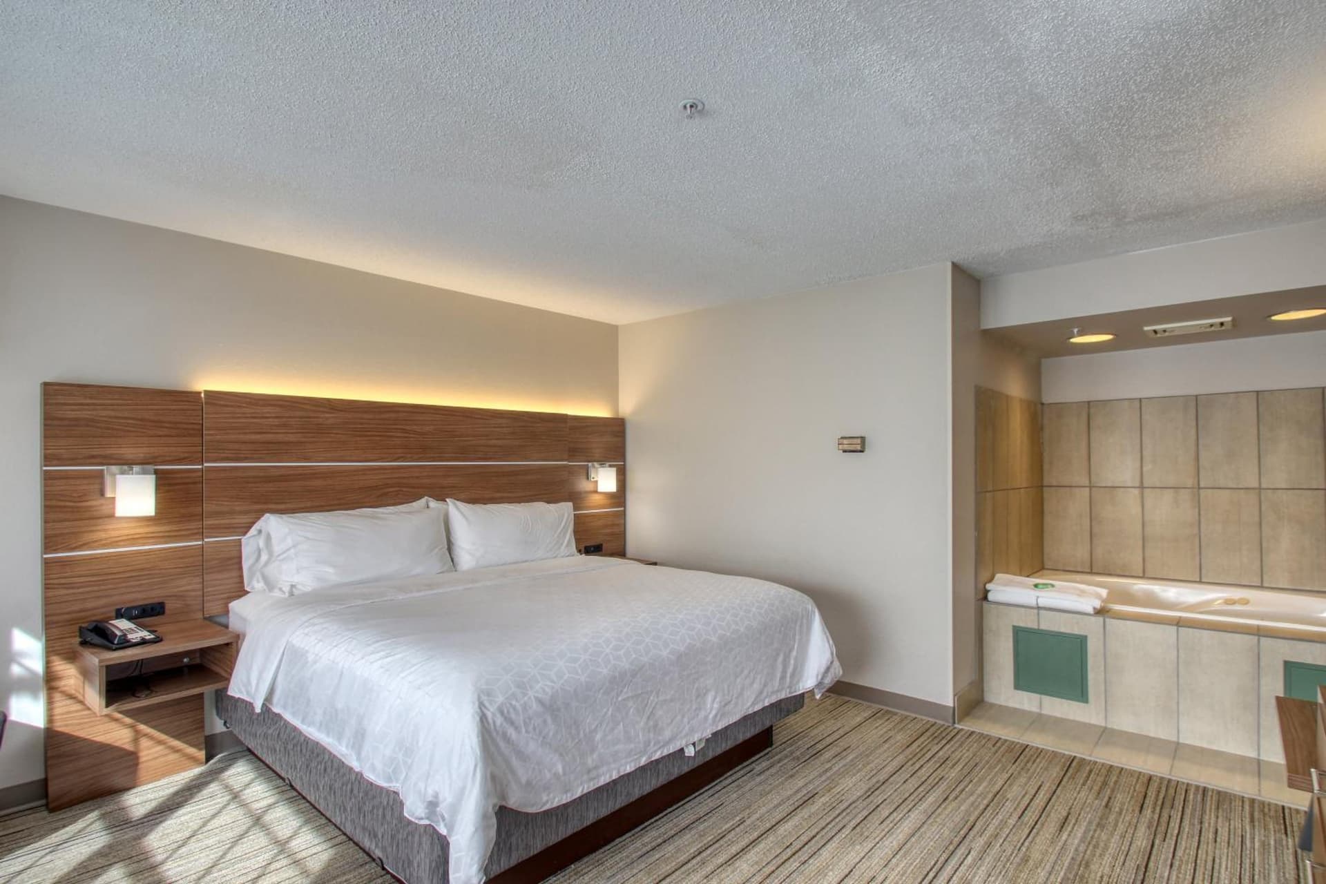 Holiday Inn Express Hotel & Suites Oshkosh by IHG gallery photo in Oshkosh, WI — image 25