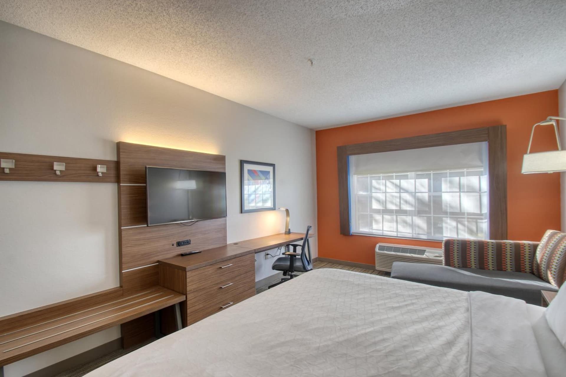 Holiday Inn Express Hotel & Suites Oshkosh by IHG gallery photo in Oshkosh, WI — image 24