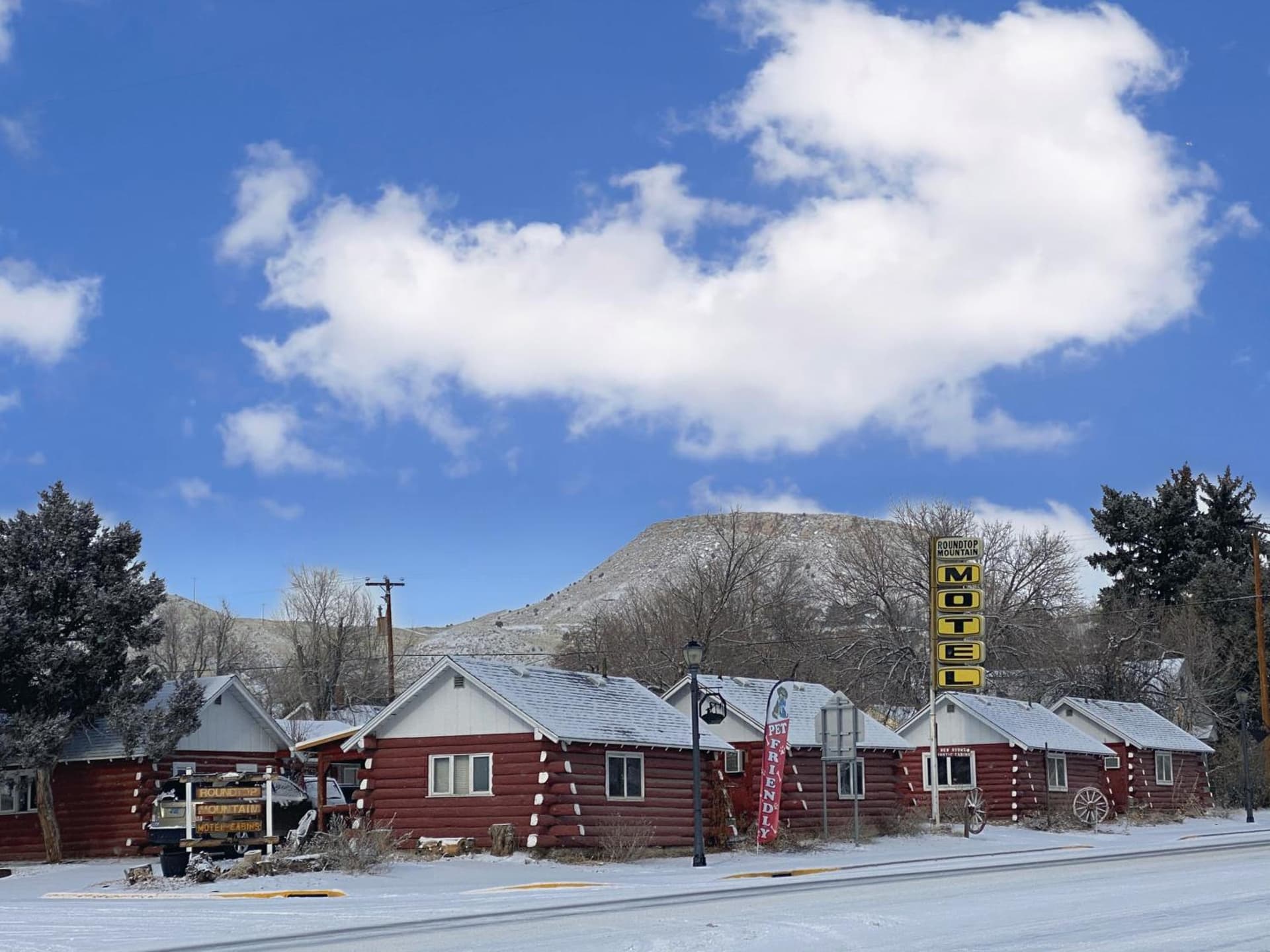 Roundtop Mountain Vista - Cabins and Motel interior in Thermopolis, WY — gallery photo 2