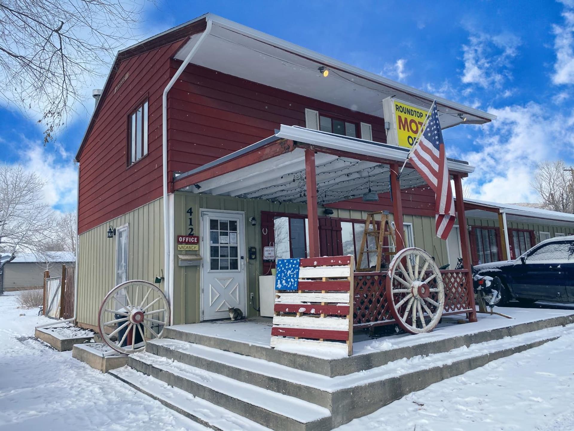 Roundtop Mountain Vista - Cabins and Motel property views in Thermopolis, WY — gallery photo 3