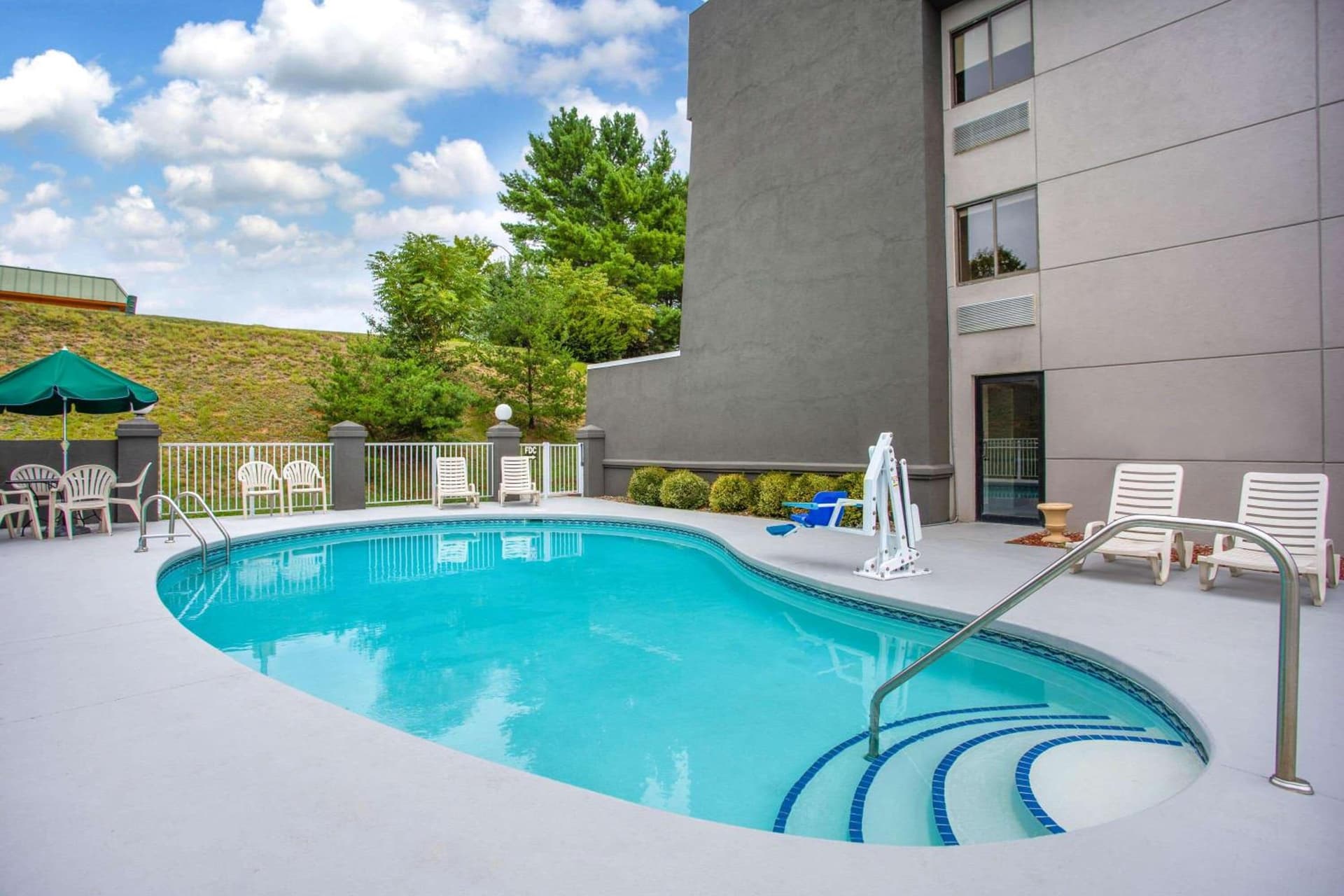 La Quinta Inn by Wyndham Roanoke Salem gallery photo in Salem, VA — image 31