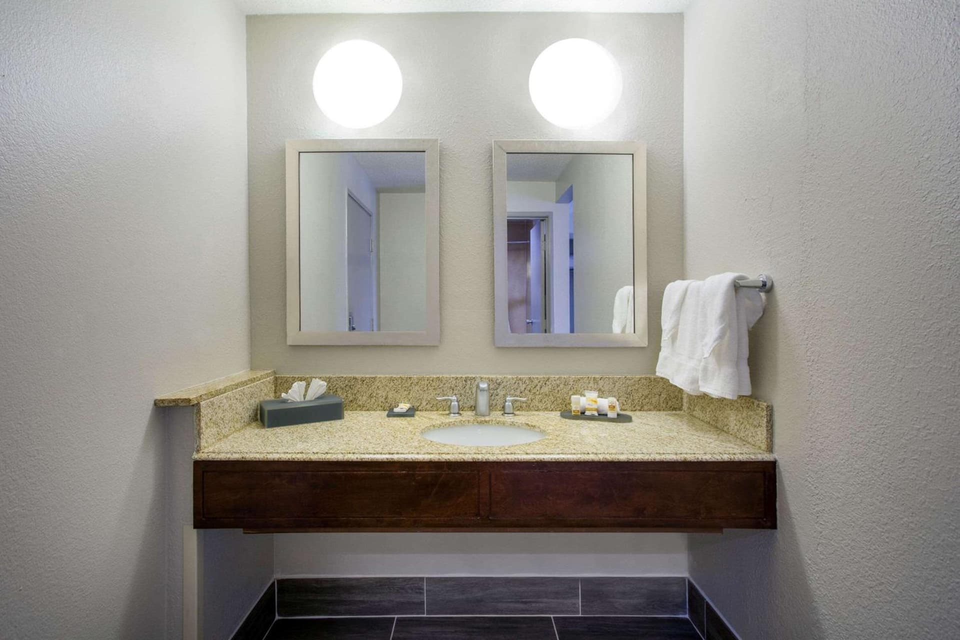 La Quinta Inn by Wyndham Roanoke Salem gallery photo in Salem, VA — image 36