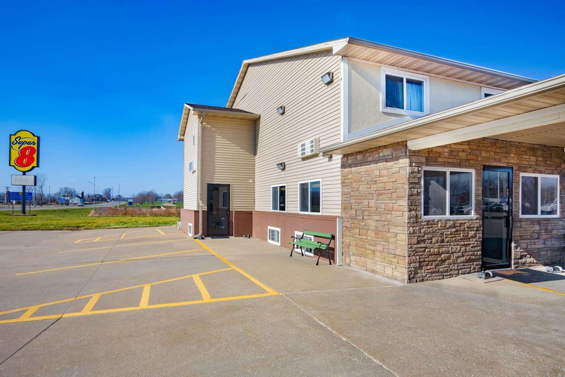 Super 8 by Wyndham Fort Madison property views in Fort Madison, IA — gallery photo 3