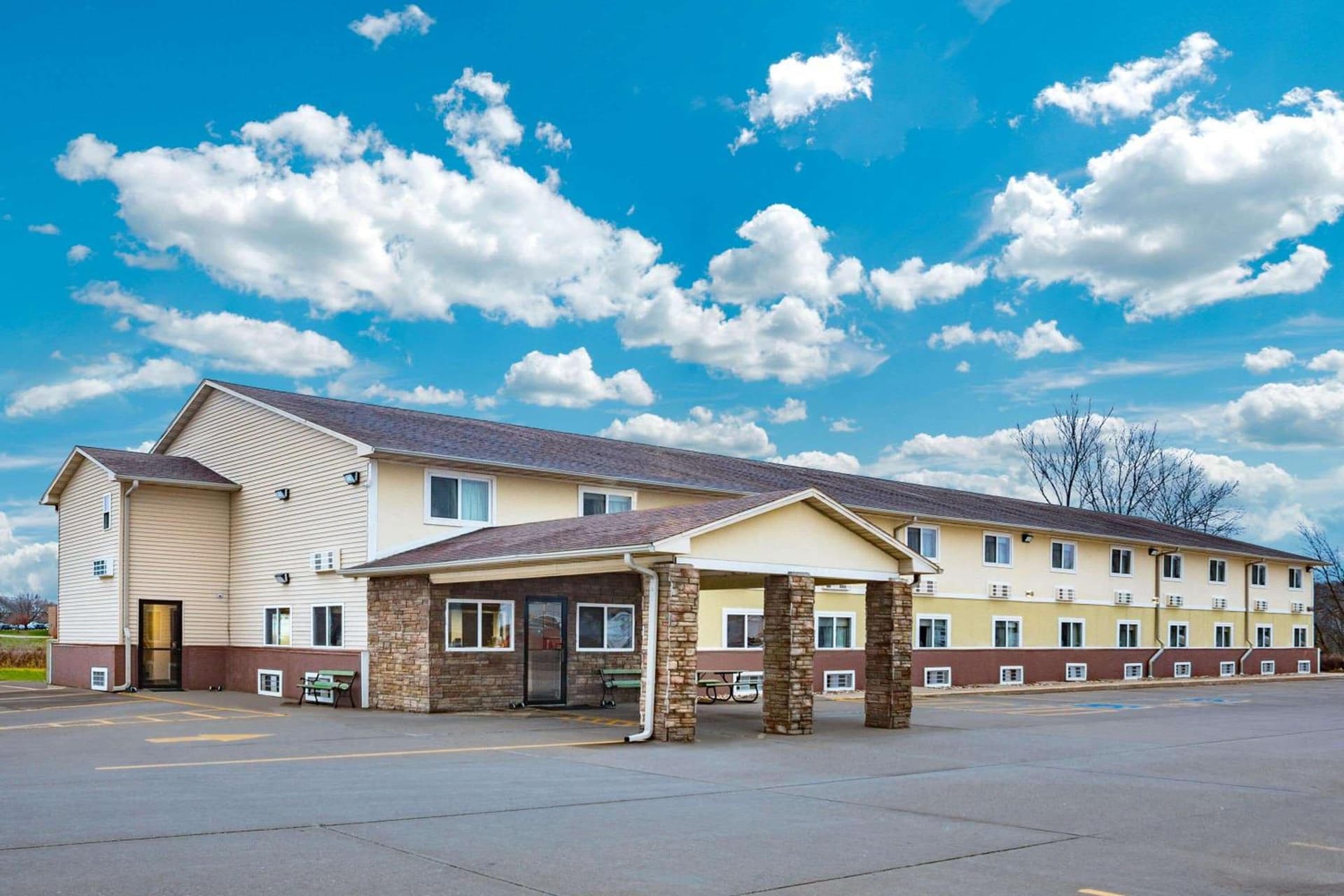 Super 8 by Wyndham Fort Madison featured exterior or lobby in Fort Madison, IA — similar hotel