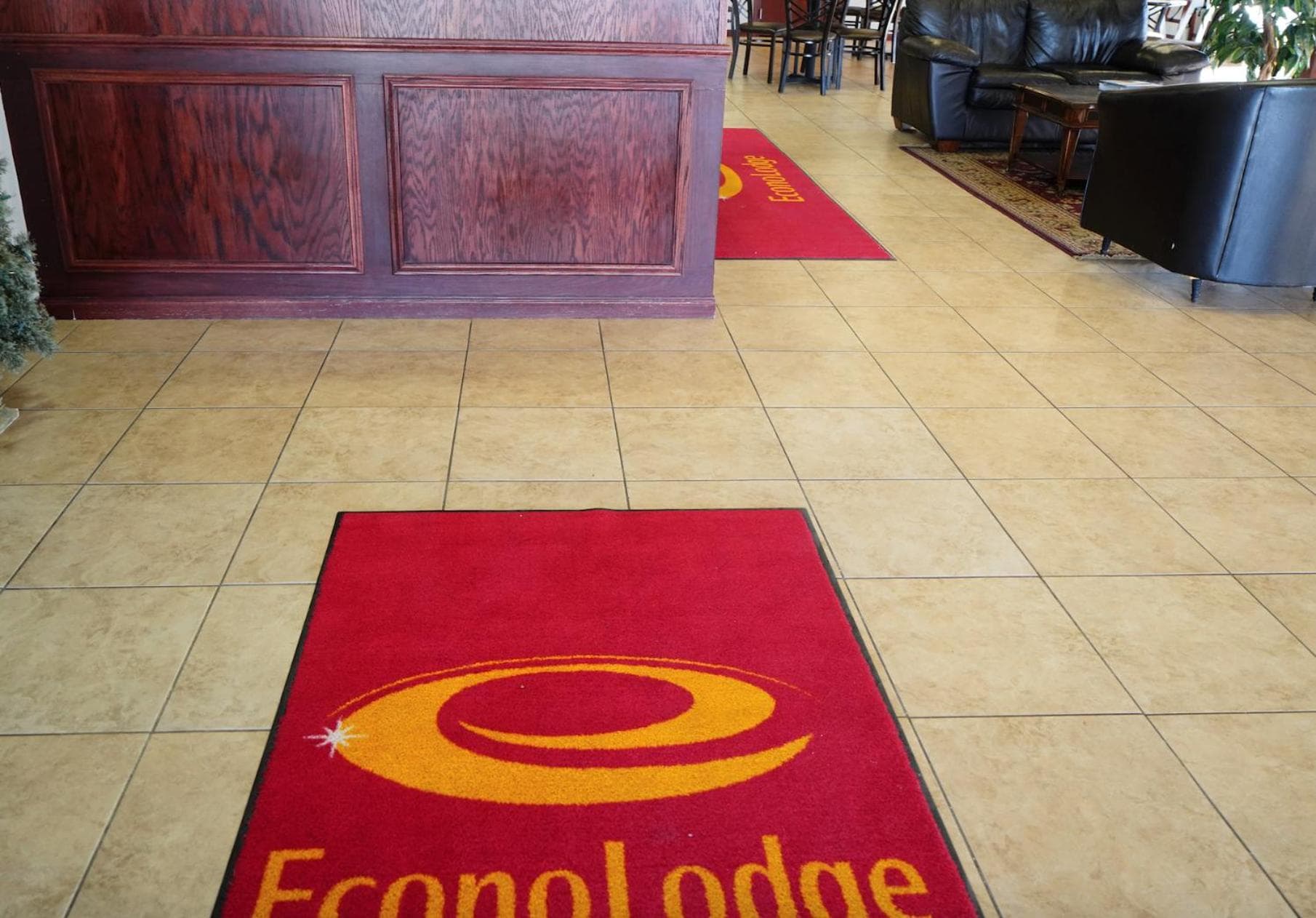 Econo Lodge Inn & Suites Kearney South interior in Kearney, NE — gallery photo 2