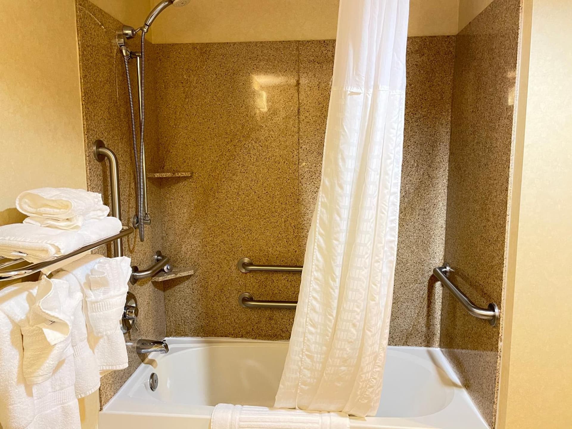 Comfort Suites Fredericksburg North gallery photo in Fredericksburg, VA — image 92