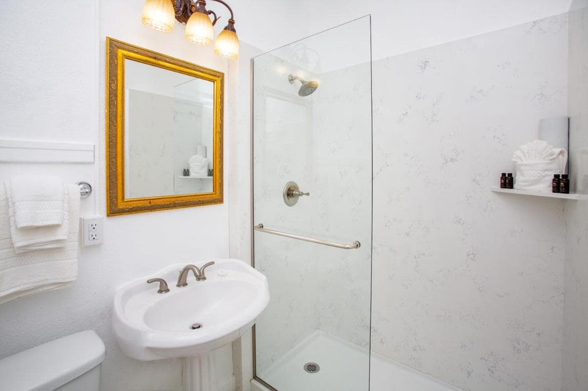 MarQueen Hotel - NEWLY RENOVATED gallery photo in Seattle, WA — image 18