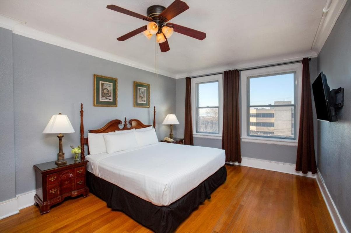 MarQueen Hotel - NEWLY RENOVATED gallery photo in Seattle, WA — image 9