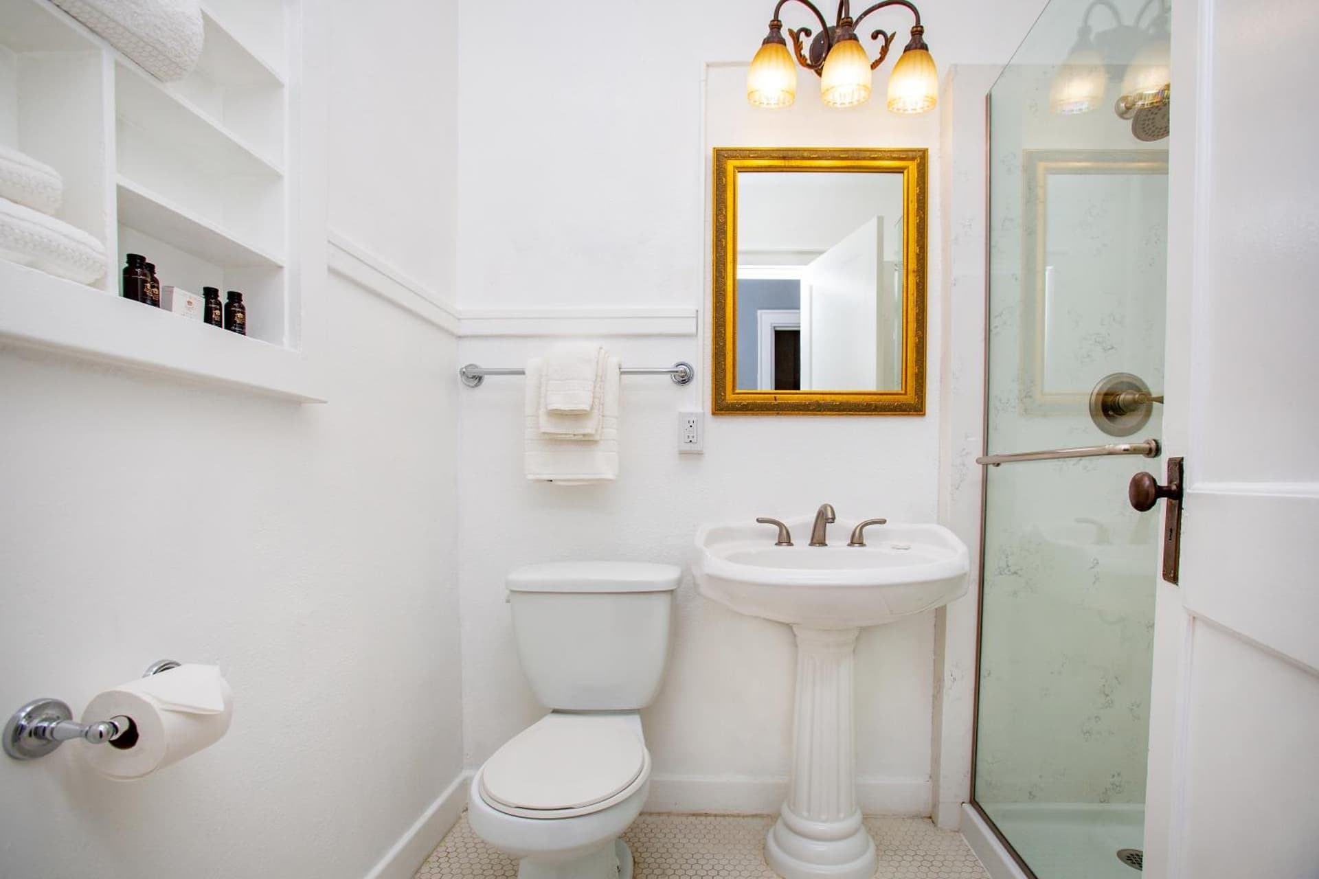 MarQueen Hotel - NEWLY RENOVATED gallery photo in Seattle, WA — image 6