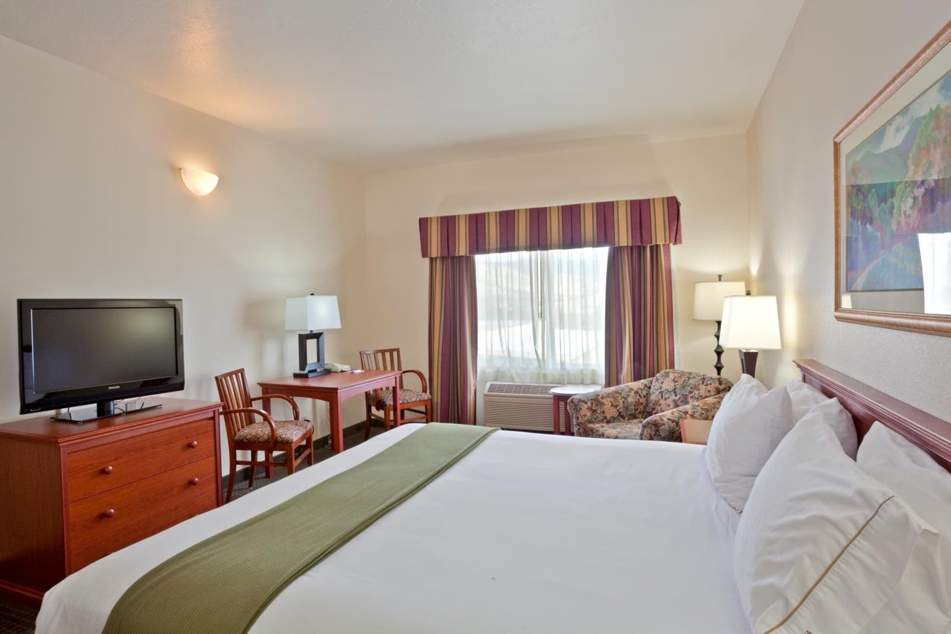 Holiday Inn Express Hotel & Suites Ashland by IHG interior in Ashland, OR — gallery photo 2