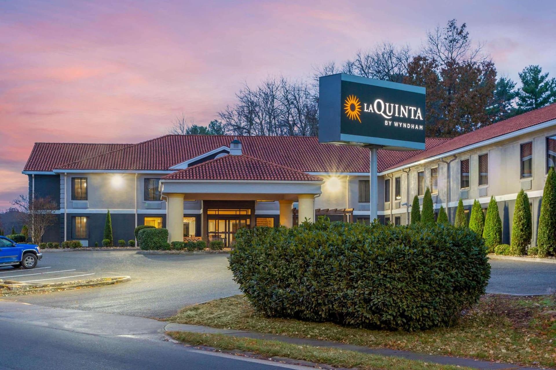 La Quinta Inn by Wyndham Radford interior in Radford, VA — gallery photo 2
