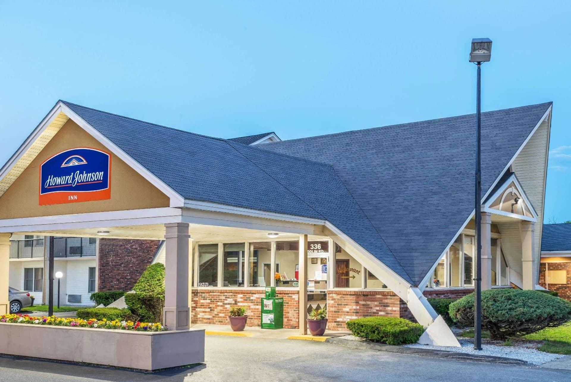 Howard Johnson by Wyndham Bangor interior in Bangor, ME — gallery photo 2
